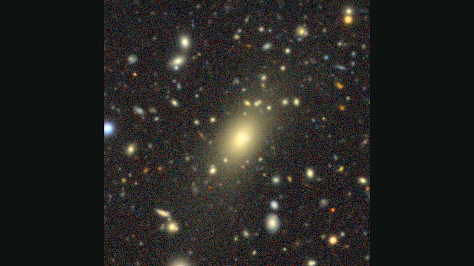 Une vue du groupe de galaxies Abell 1201, montrant sa galaxie géante Abell 1201 BCG. 