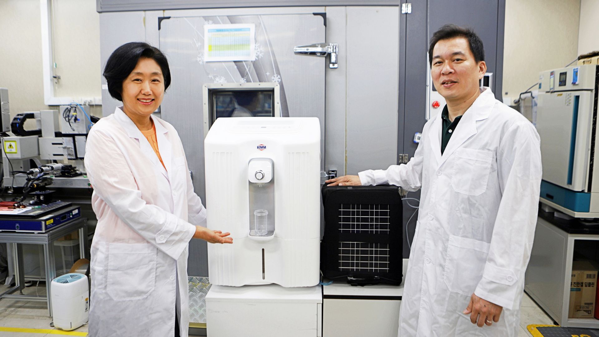 Dr. Hyuneui Lim and Sunjong Oh explaining the 'desktop water harvester' (left) and the newly developed 'bag-type (portable) water harvester' featuring their 'portable moisture harvesting system' (right).