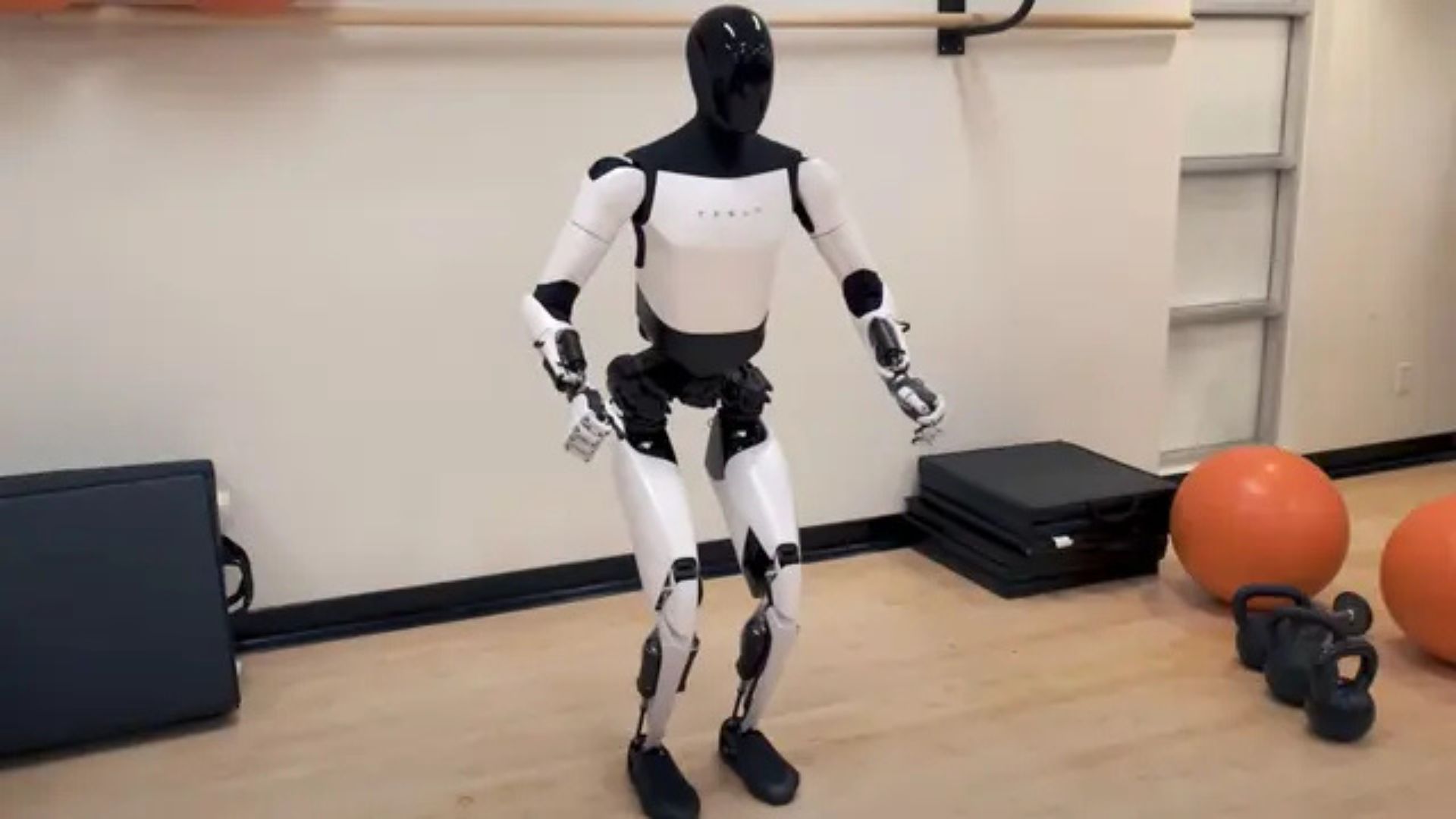 Elon Musk's humanoid robot catches tennis balls with a new hand upgrade