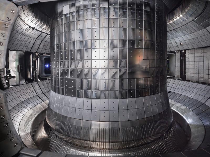 Interior del reactor KSTAR, mostrando las paredes revestidas con placas de metal, diseñadas para soportar altas temperaturas y gestionar el confinamiento del plasma en experimentos de fusión nuclear.