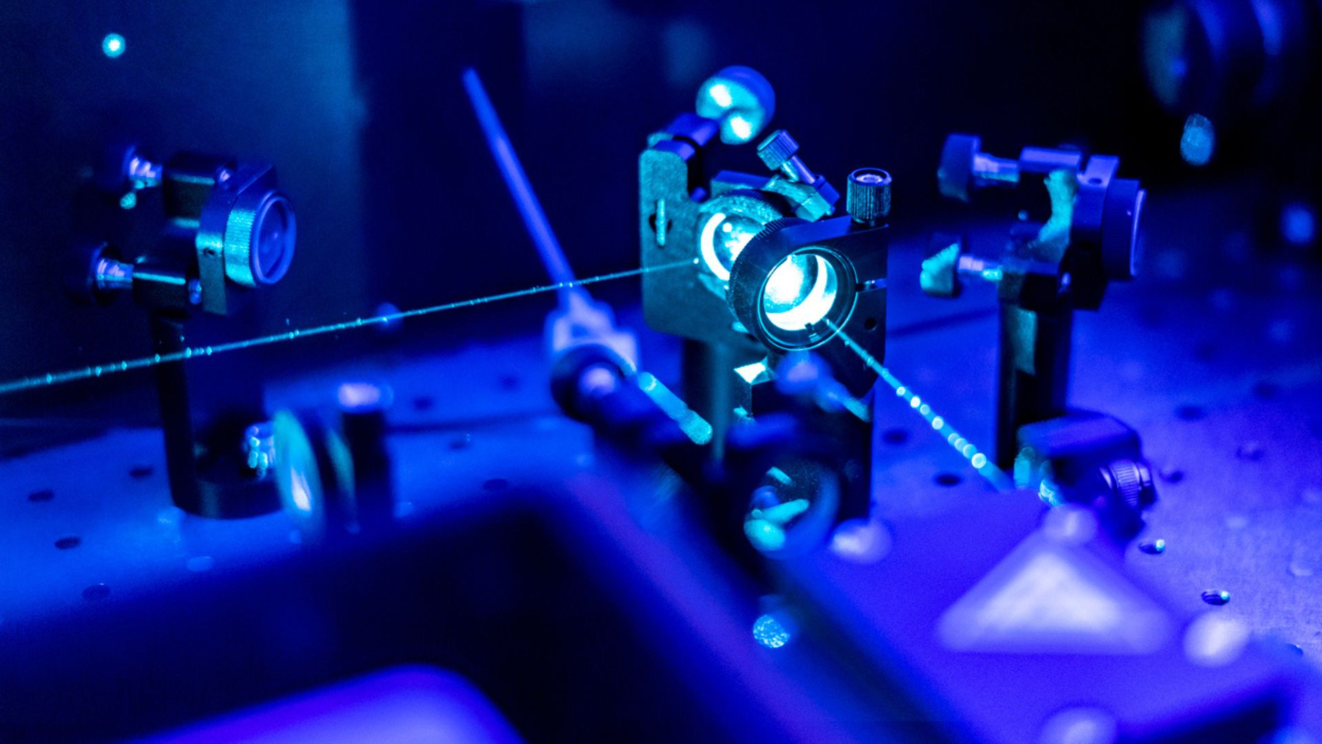 Laser reflect on optic table un quantum laboratory.