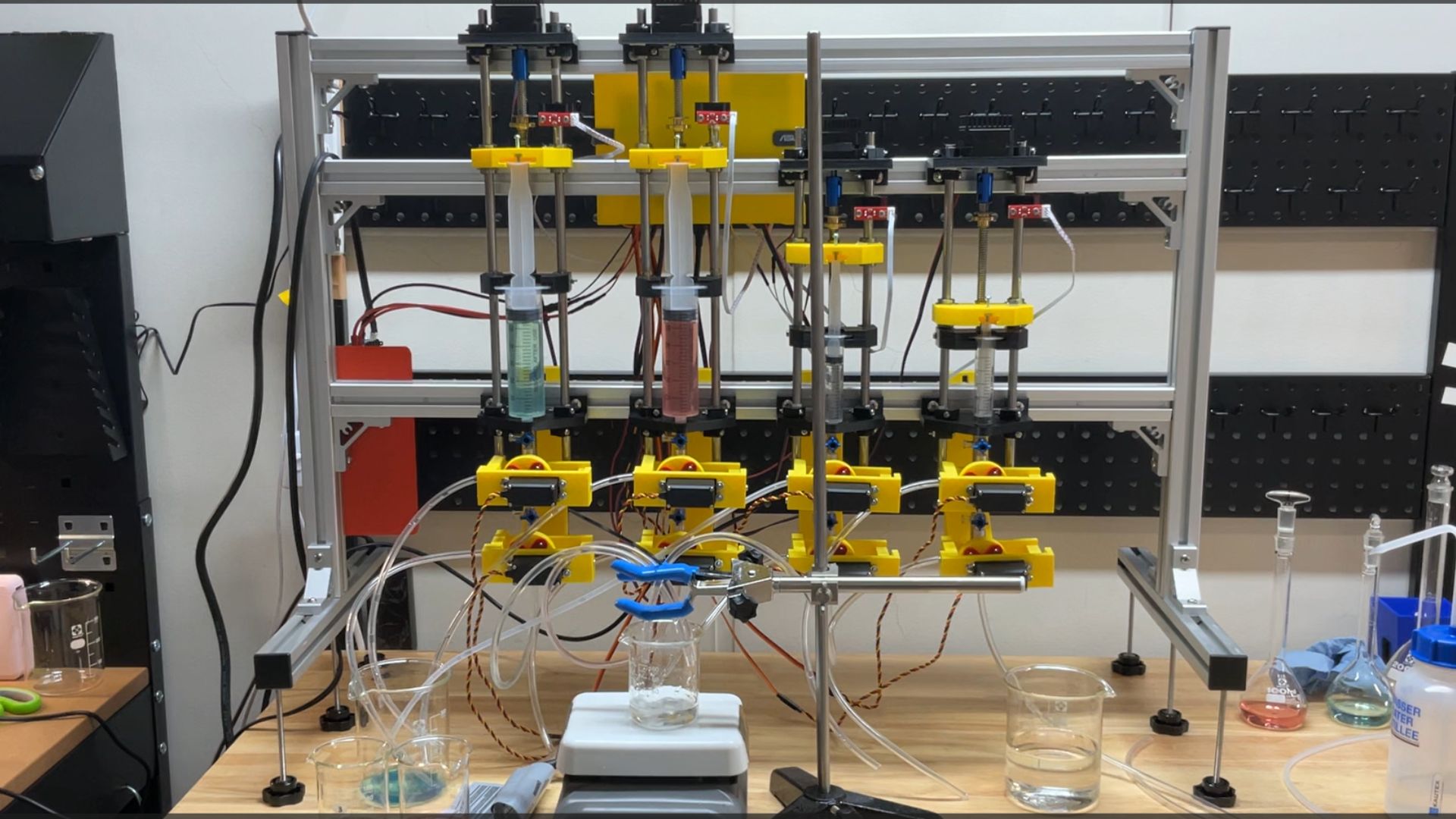 3D-printed lab robot uses syringes to run complex experiments easily