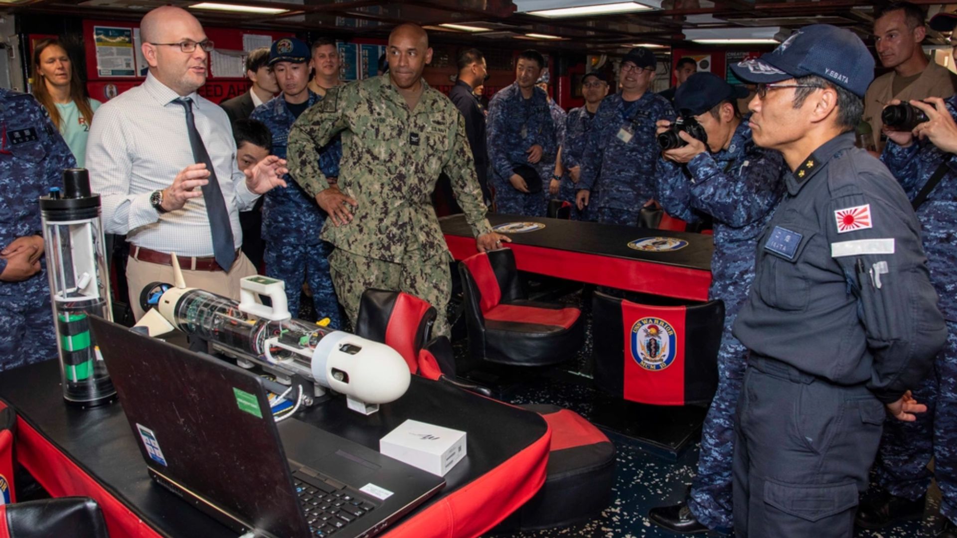 チャレンジ　米海軍EOD U.S. Marines uses advanced unmanned robotic platforms during