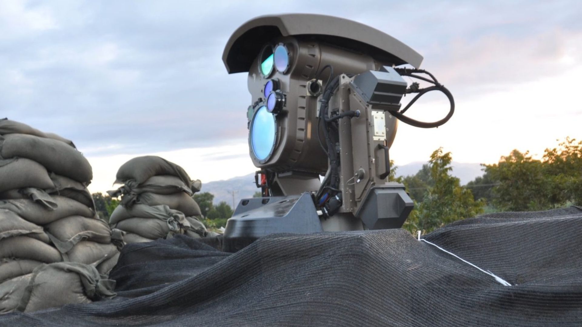 Sát thủ máy bay không người lái giá rẻ: Laser 100 kW đầu tiên trên thế giới sẵn sàng triển khai