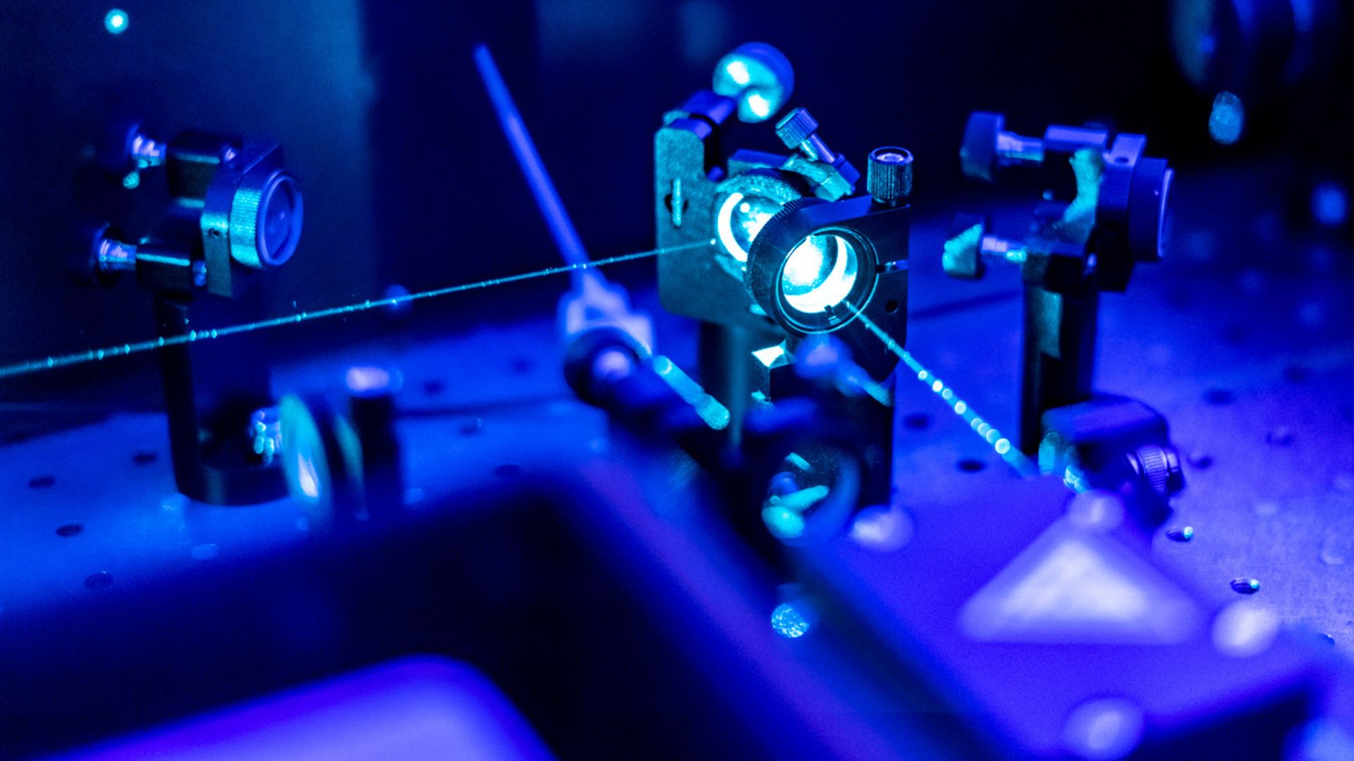 Quantum Trickはノイズの多いレーザーを安定したビームに変えて物理学に反します