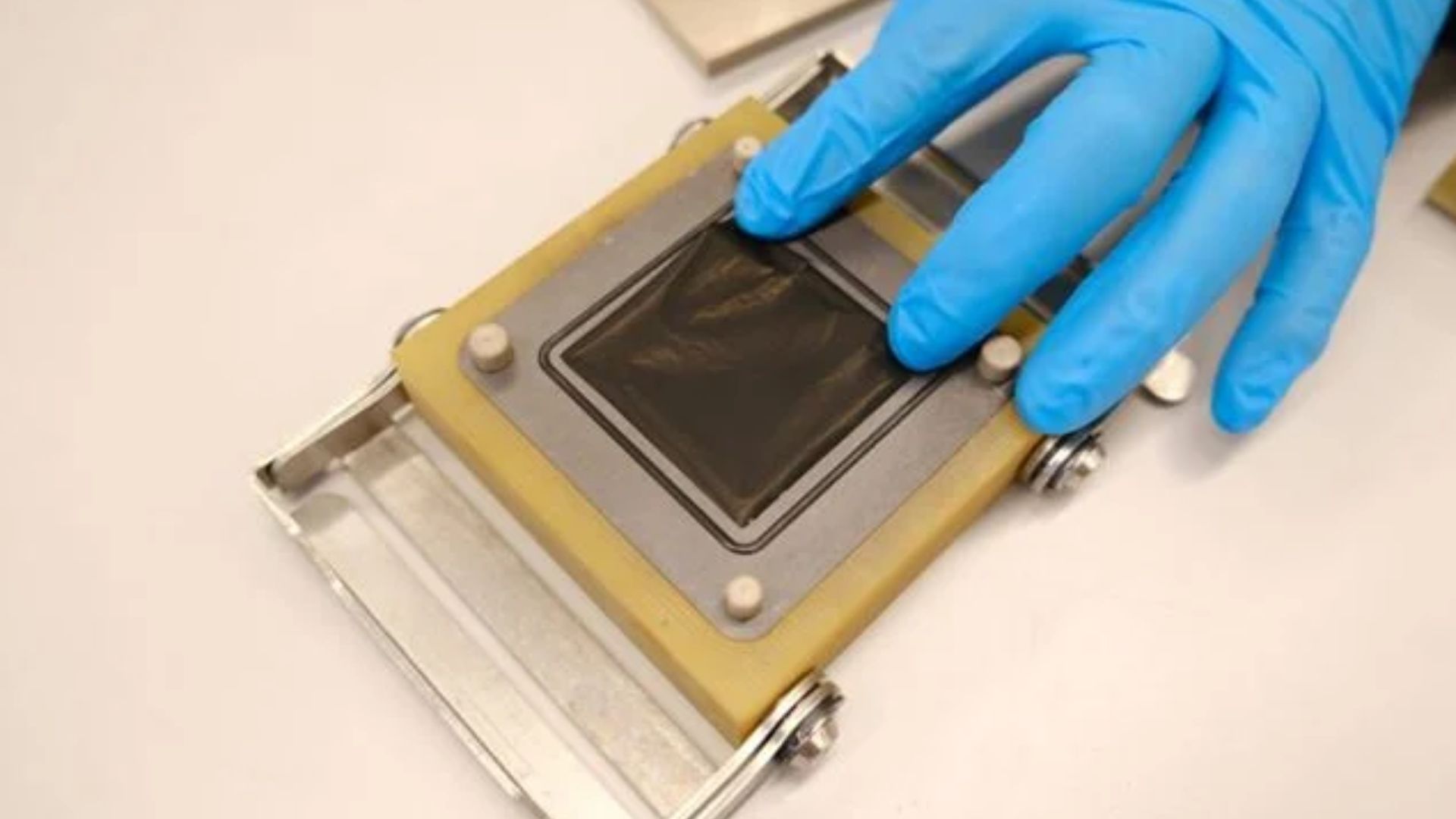 Revolutionizing Hydrogen Fuel Cells: Thinner Membrane Reduces Costs and Environmental Impact