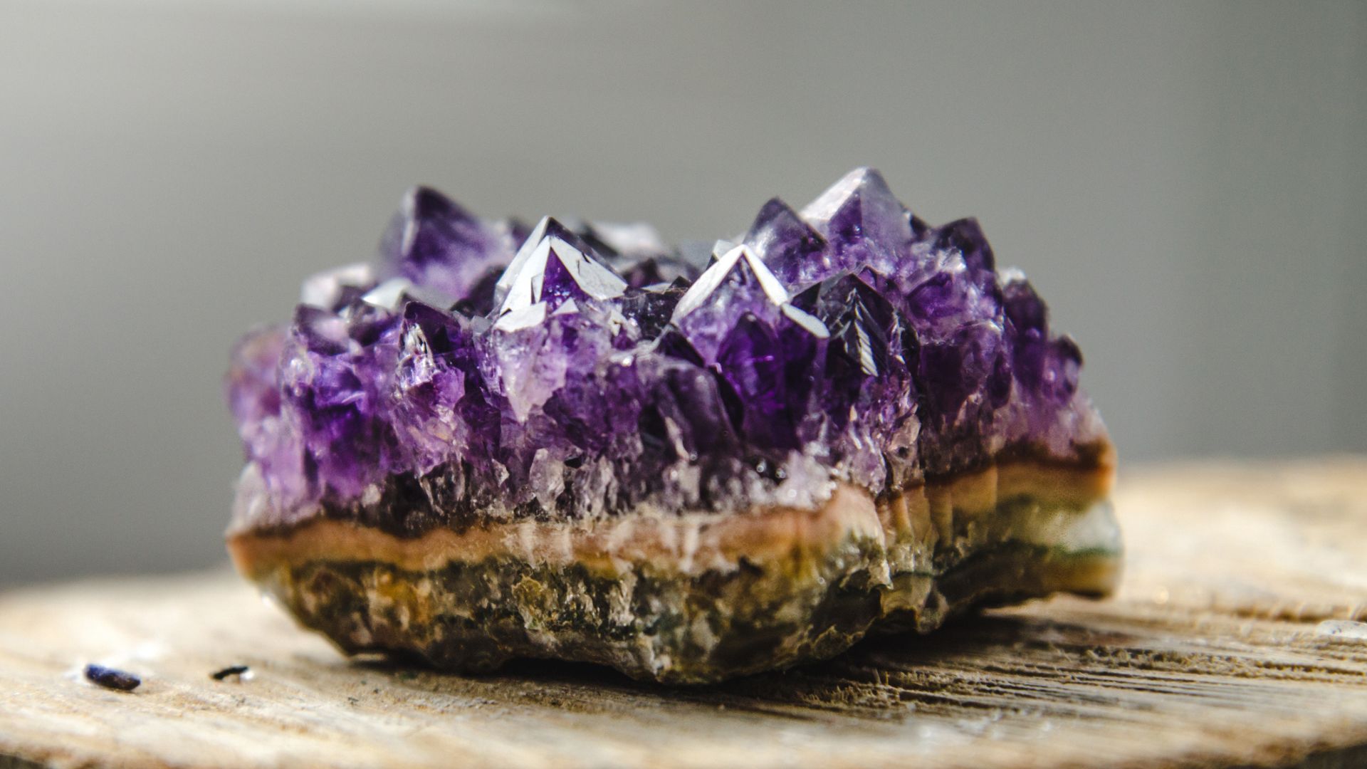 Power of pyrazinacene: This crystal turns violet to expose a pollutant