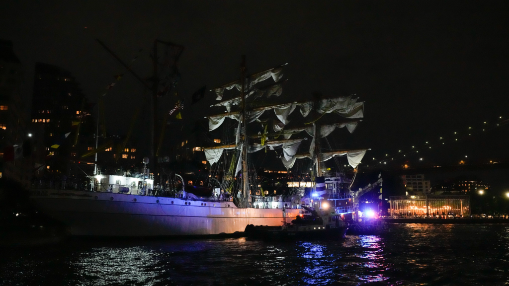 Mexican navy ship crashes into Brooklyn Bridge killing two crew members