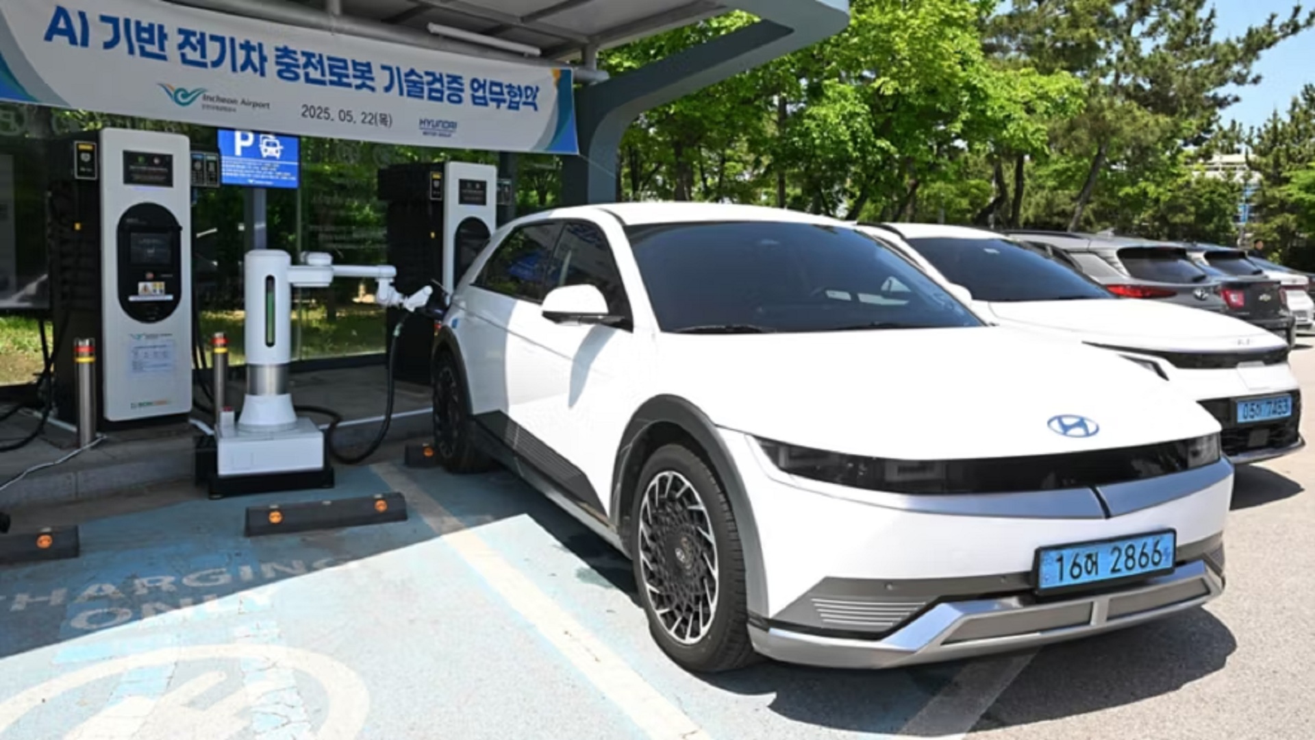 AI robots from Hyundai, Kia begin charging EVs at world’s top airport hub