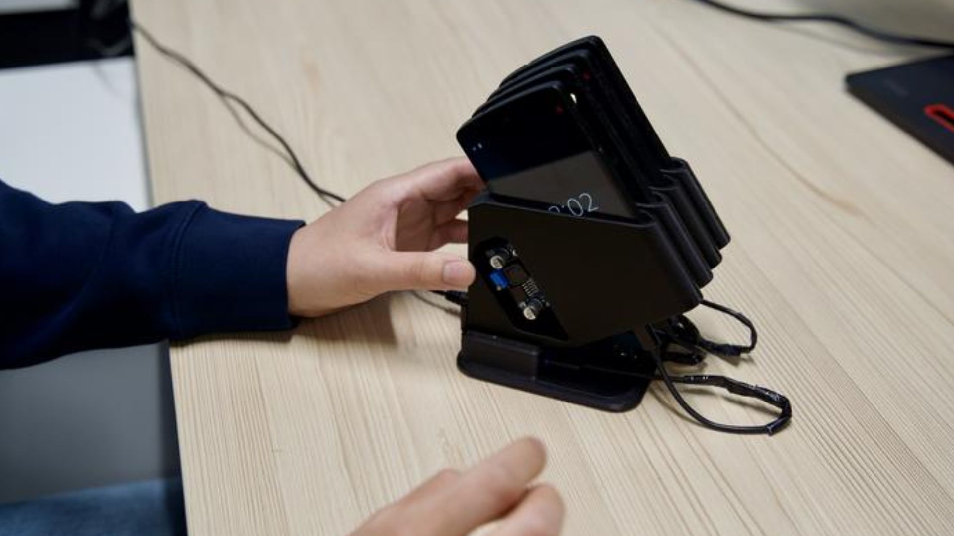 Estonian engineers turn $9 trash phones into pocket-sized data centers