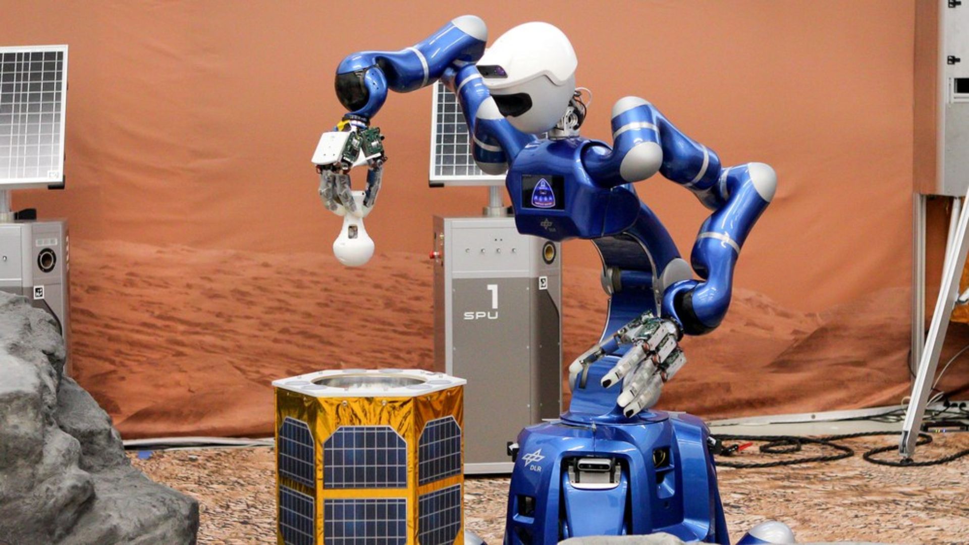 Lần đầu tiên, phi hành gia điều khiển robot trên sao Hỏa từ không gian bằng điều khiển từ xa