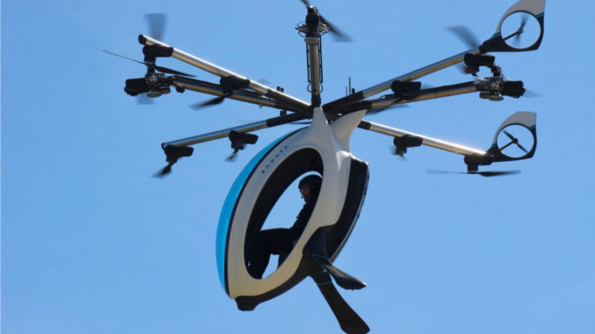 Máy bay điện lai Airscooter cất cánh trong thử nghiệm bay có người lái đầu tiên trên thế giới