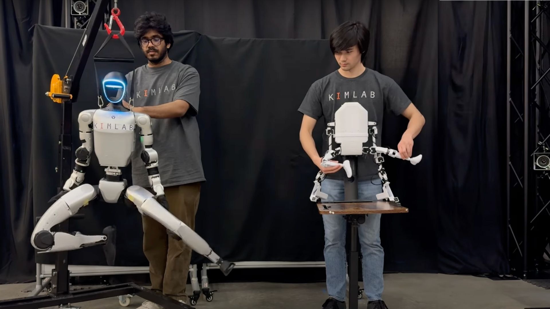 Các nhà khoa học Mỹ điều khiển robot hình người theo thời gian thực như ma thuật đen