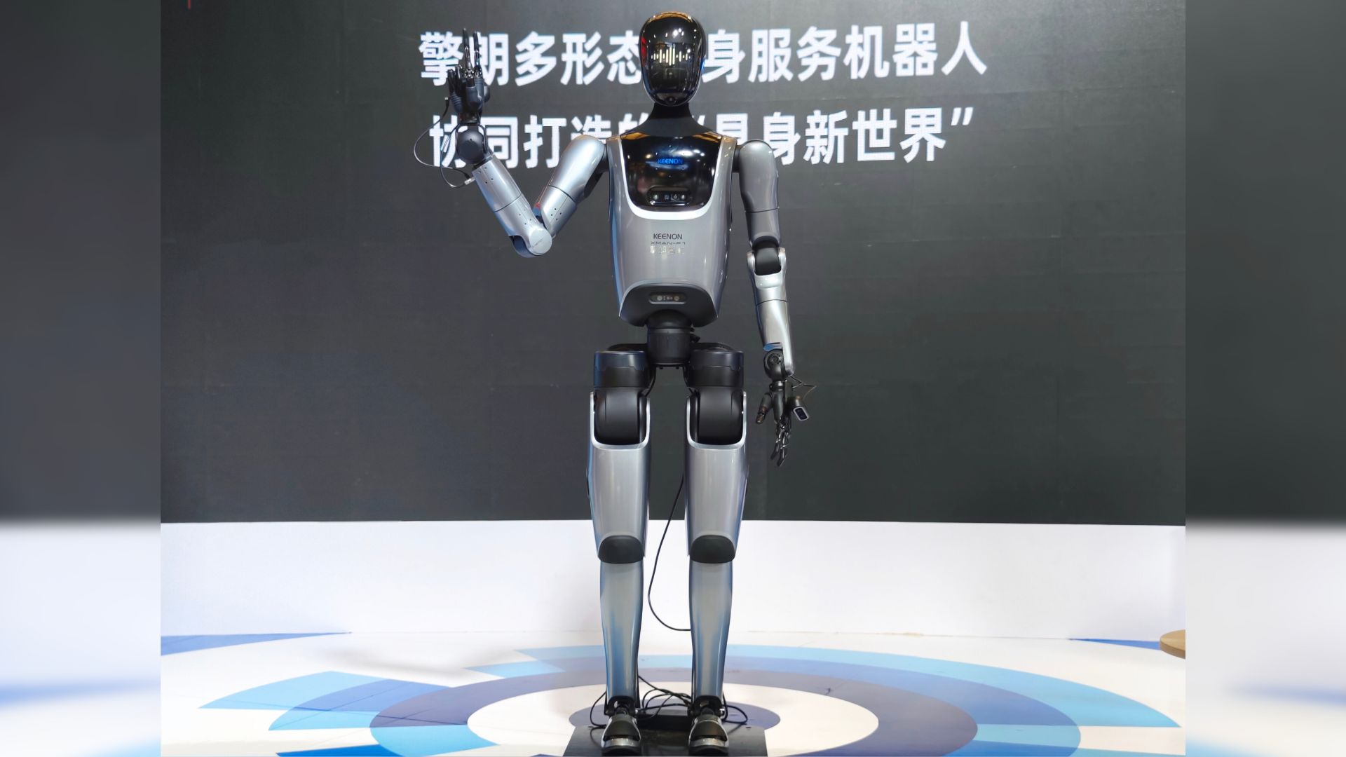 Robot hình người mới mang đến trải nghiệm tiếp xúc giống con người trong dịch vụ khách sạn