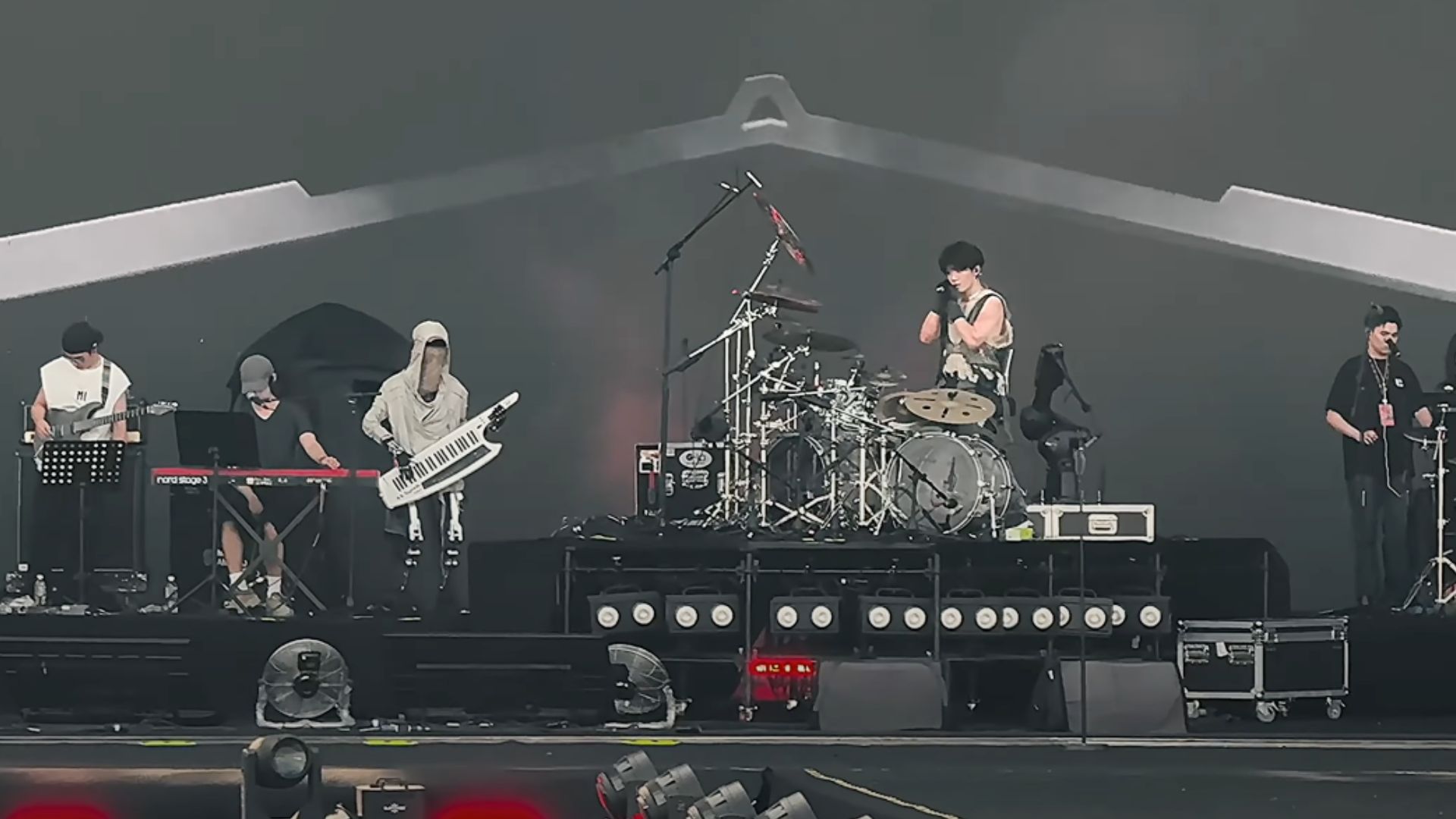 Robot Adam grooves on keytar at China’s futuristic music festival