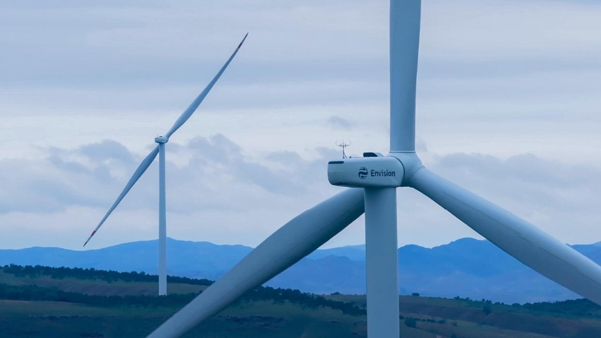 China's secret 2-blade wind turbine runs 500 days with 99.3% uptime