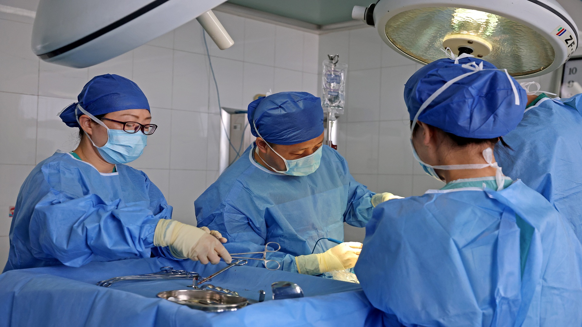 Các bác sĩ Trung Quốc cứu sống người đàn ông suýt bị đứt gần đầu trong tai nạn với cánh tay robot