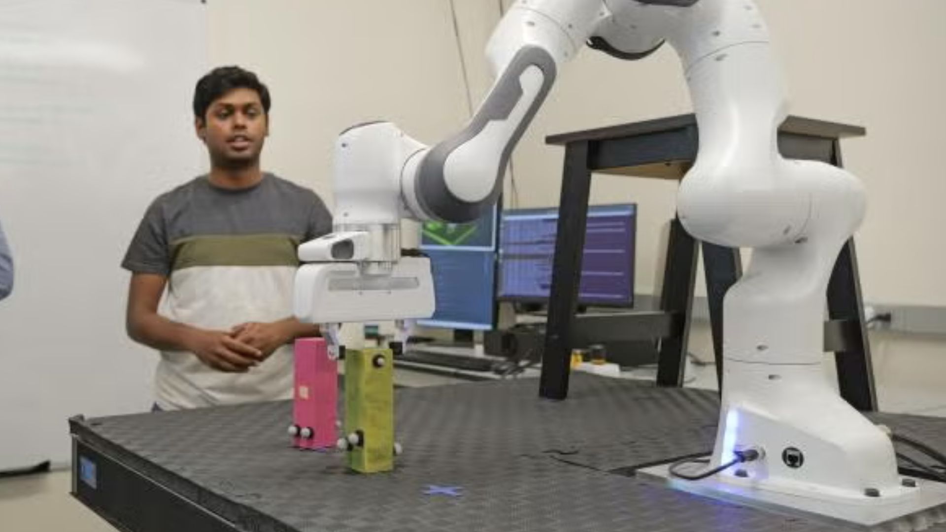 Thuật toán mới dạy robot cách không làm tổn thương con người trong môi trường làm việc