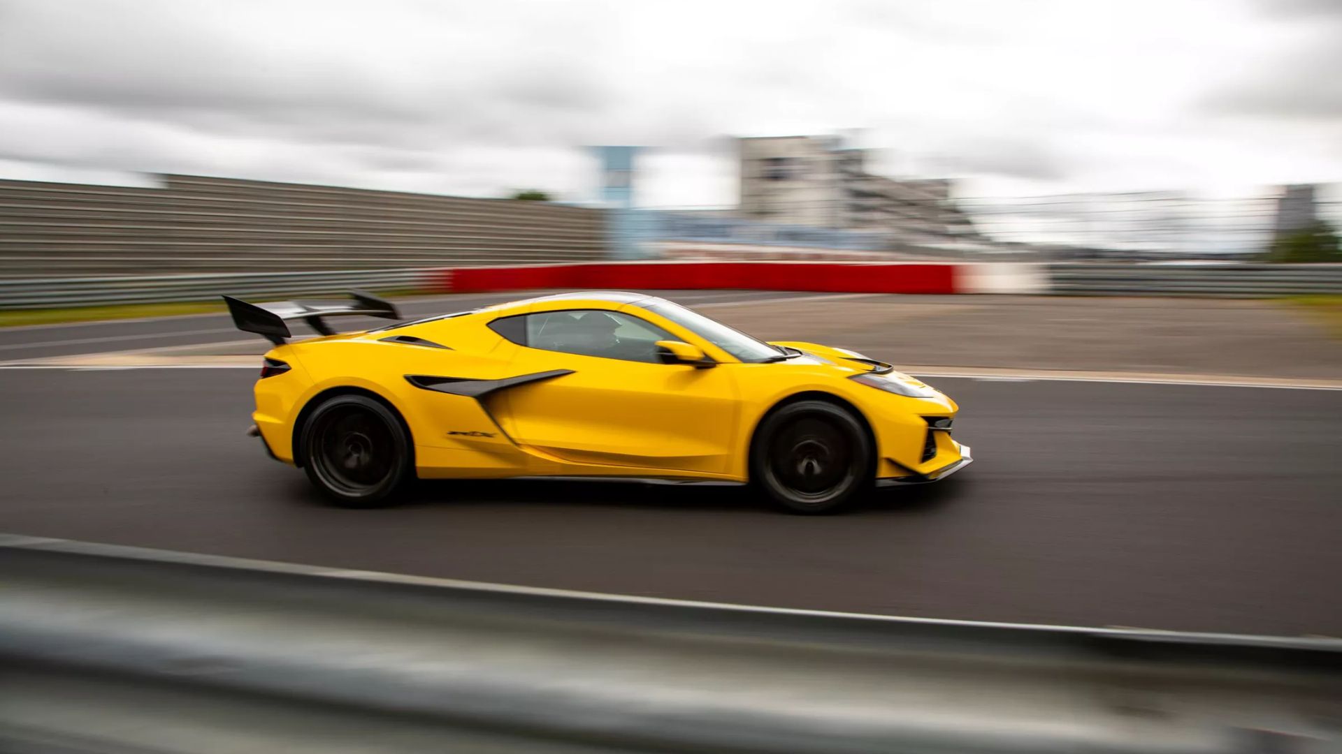 Ảnh: Corvette ZR1X trở thành chiếc xe Mỹ nhanh nhất từng có tại đường đua Nürburgring