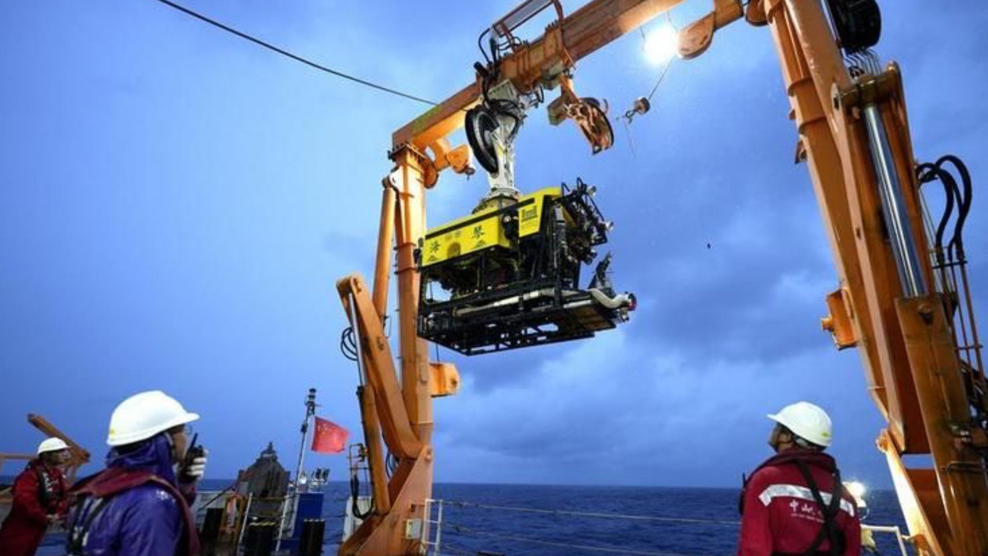 Trung Quốc ra mắt robot lặn được thiết kế để đạt độ sâu 20.000 feet dưới đại dương