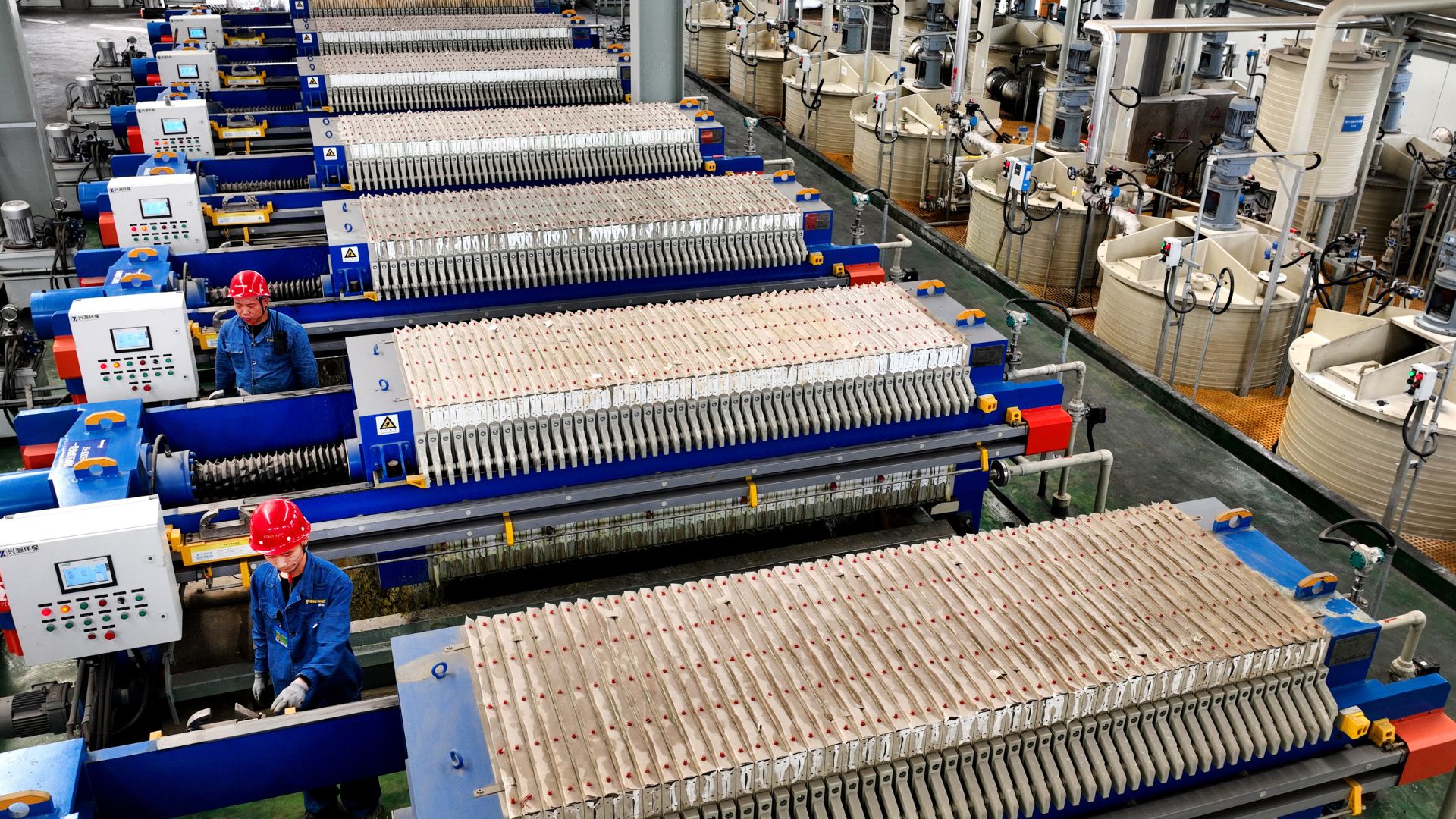 Trung Quốc chế tạo chất xúc tác năng lượng mặt trời từ chất thải pin để phân hủy nhựa