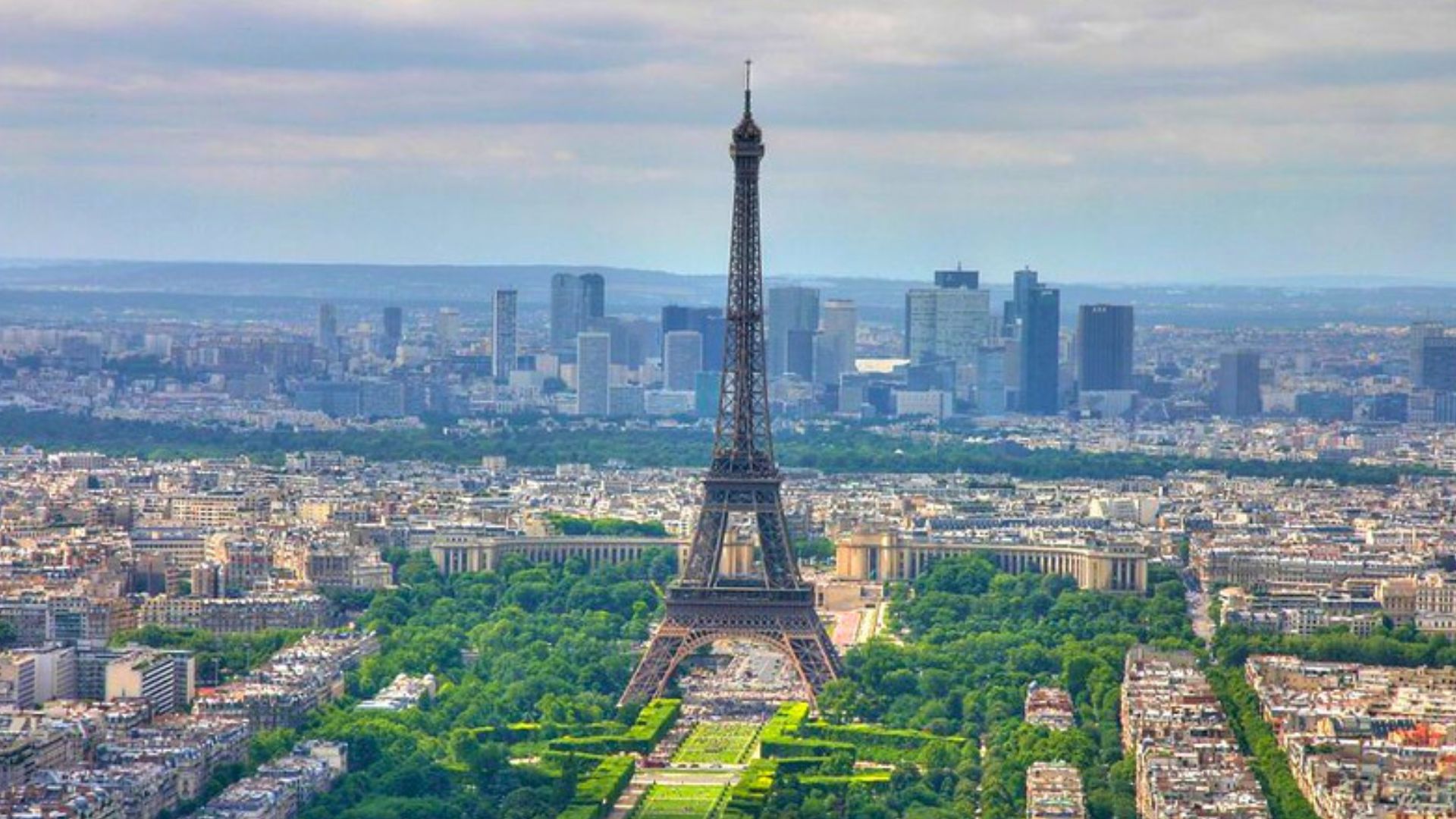 Giải thích: Vật lý đằng sau hiện tượng chiều cao tháp Eiffel tăng lên vào mùa hè
