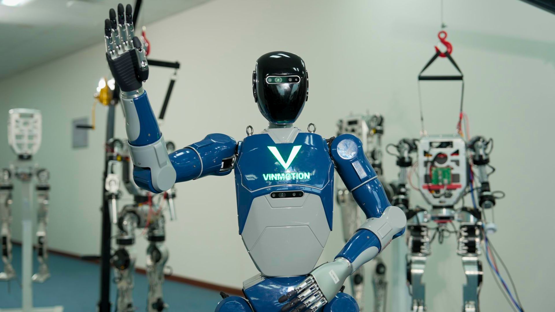 Những chú robot hình người đầu tiên của Việt Nam làm khán giả mê mẩn với những bước nhảy chính xác