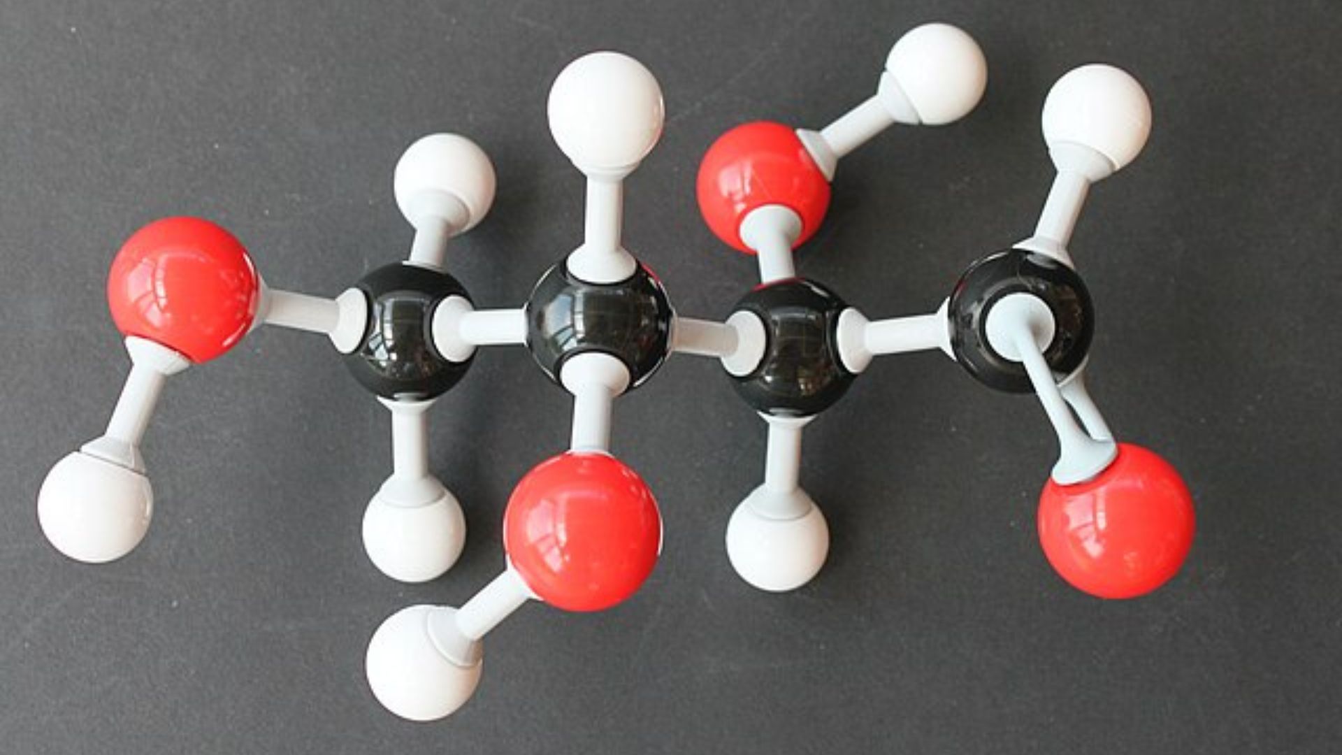 Nghiên cứu cho thấy các phân tử có thể dẫn dắt electron, hỗ trợ thuốc an toàn hơn