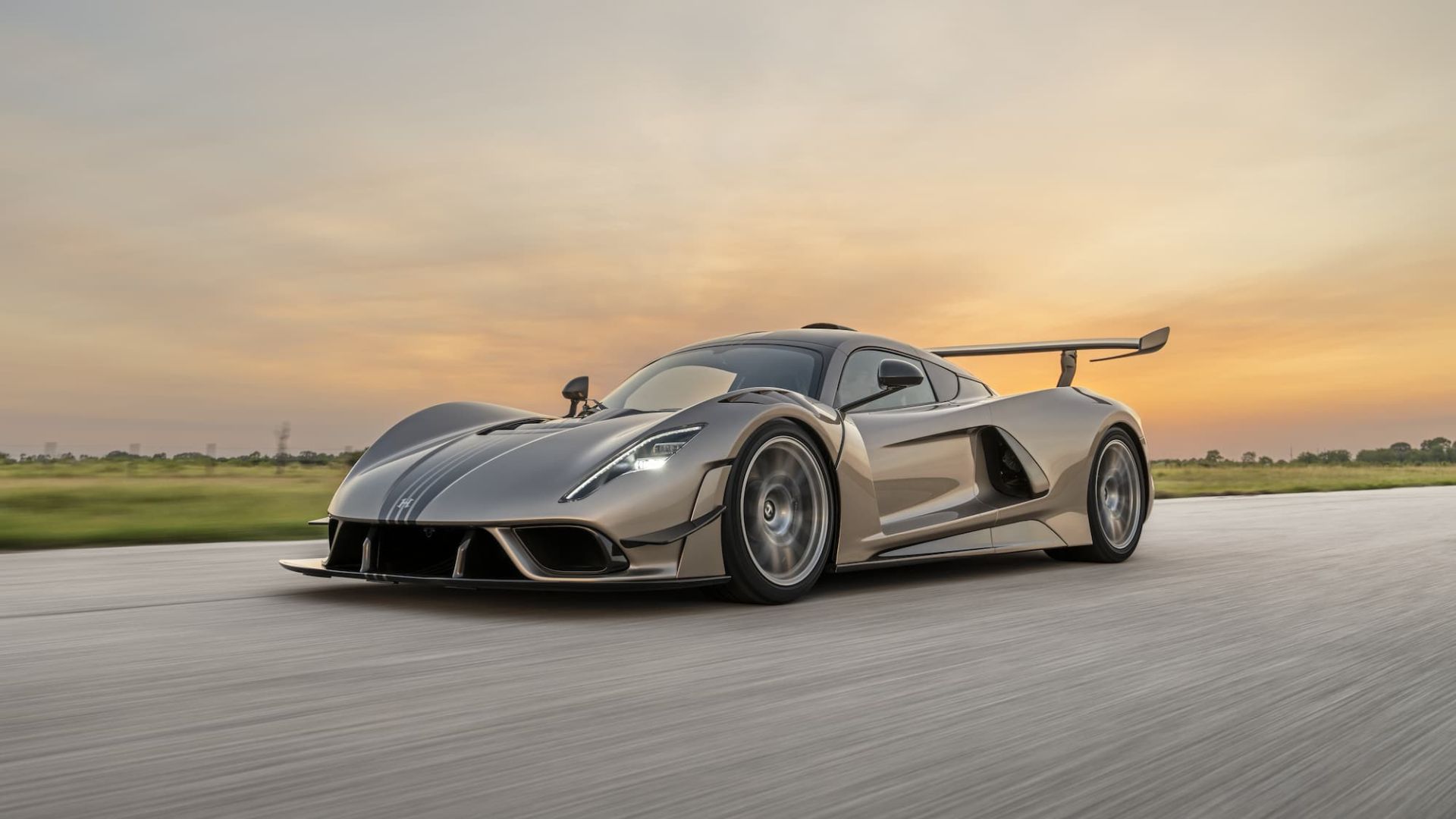 Hennessey Venom F5 LF ra mắt với công suất 2.031 mã lực và hộp số sàn 6 cấp