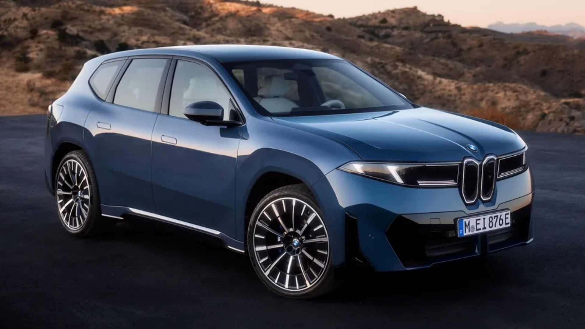 Ảnh: BMW ra mắt quái vật tương lai hoàn toàn chạy điện với tầm hoạt động 500 dặm