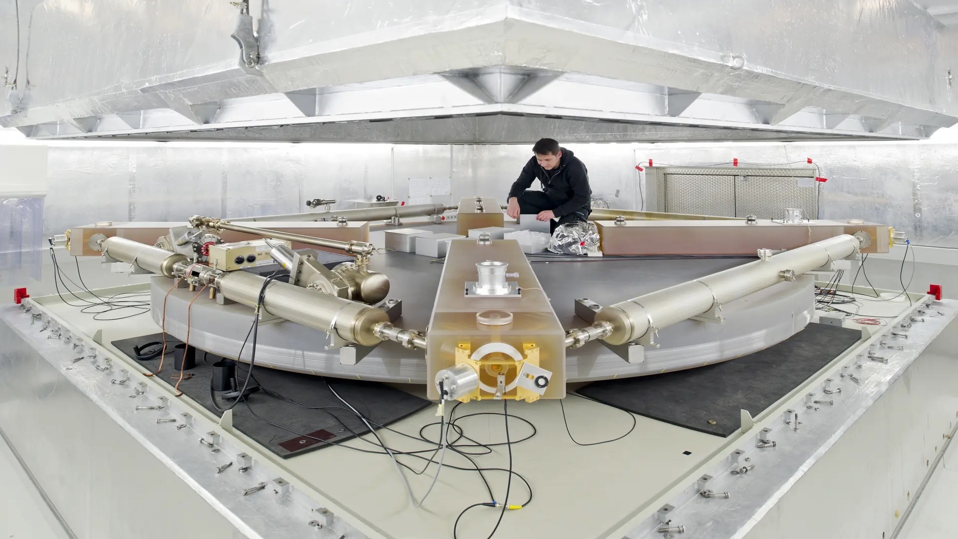 Ring laser tracks Earth's axial wobble 100 times more accurately