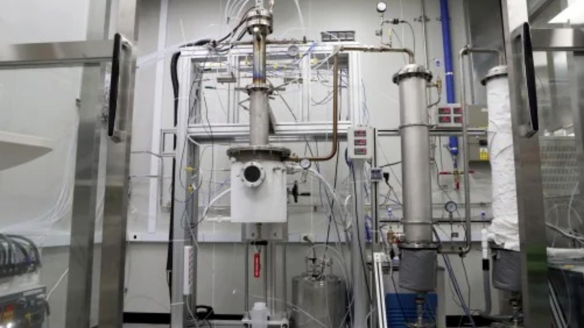 World-first hydrogen plasma torch recycles plastic waste in 0.01 secs