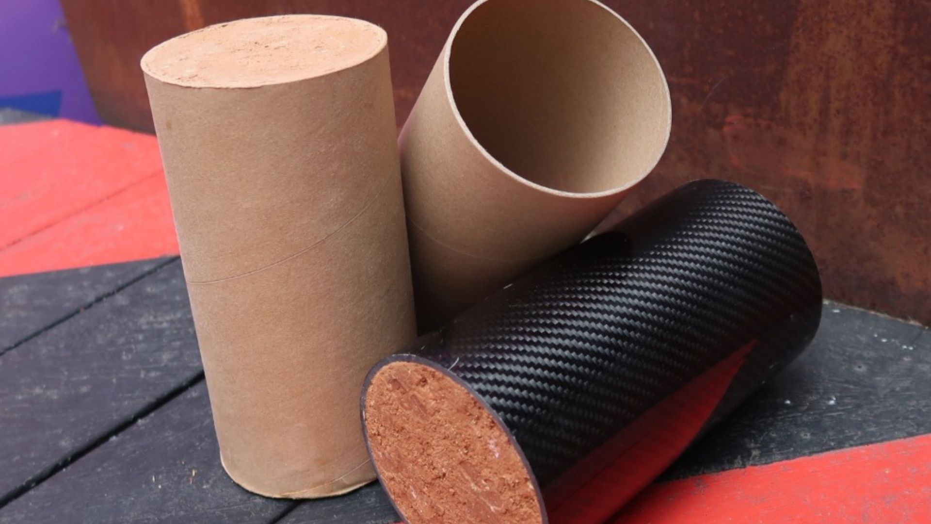 Kỹ sư Úc biến rác thải bìa các-tông thành vật liệu xây dựng chắc chắn