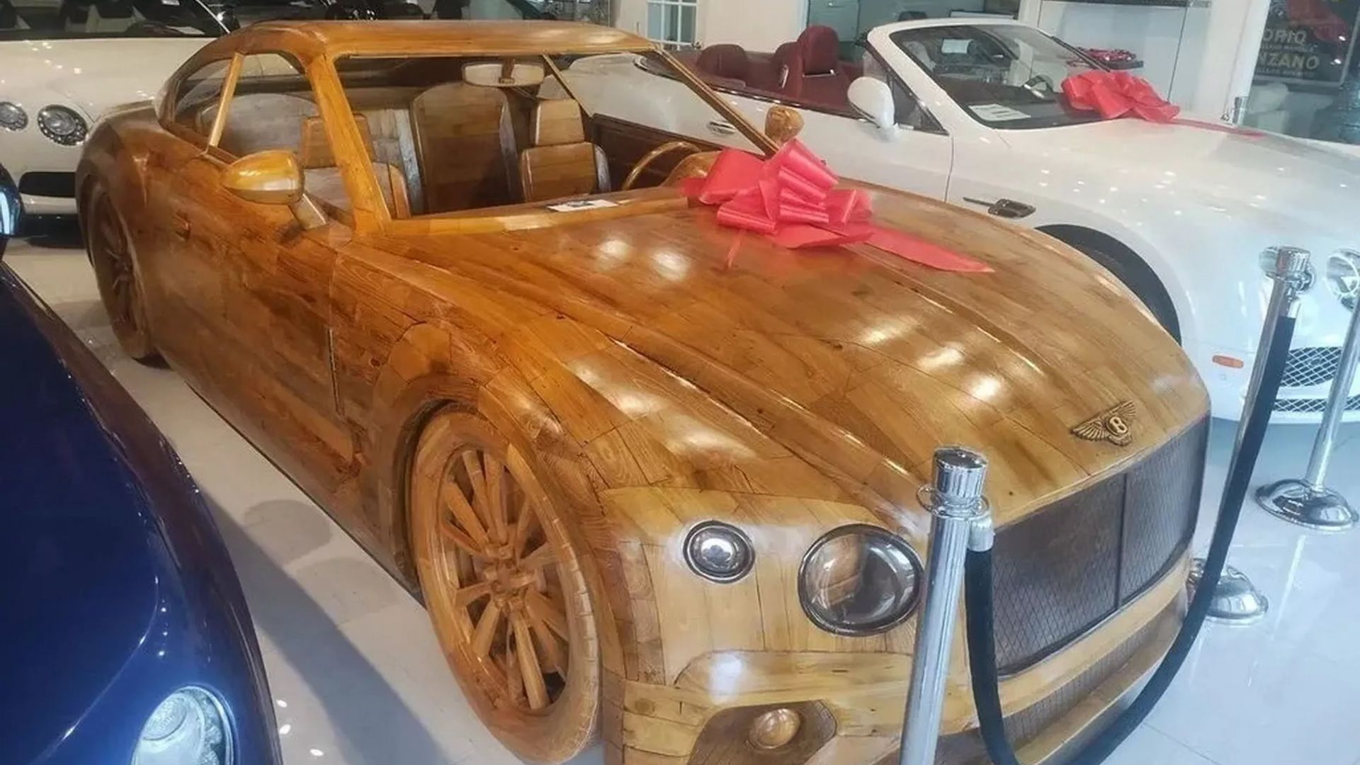 Chiếc Bentley bằng gỗ thủ công được chế tác trong 3.000 giờ lăn bánh như một chiếc xe thật