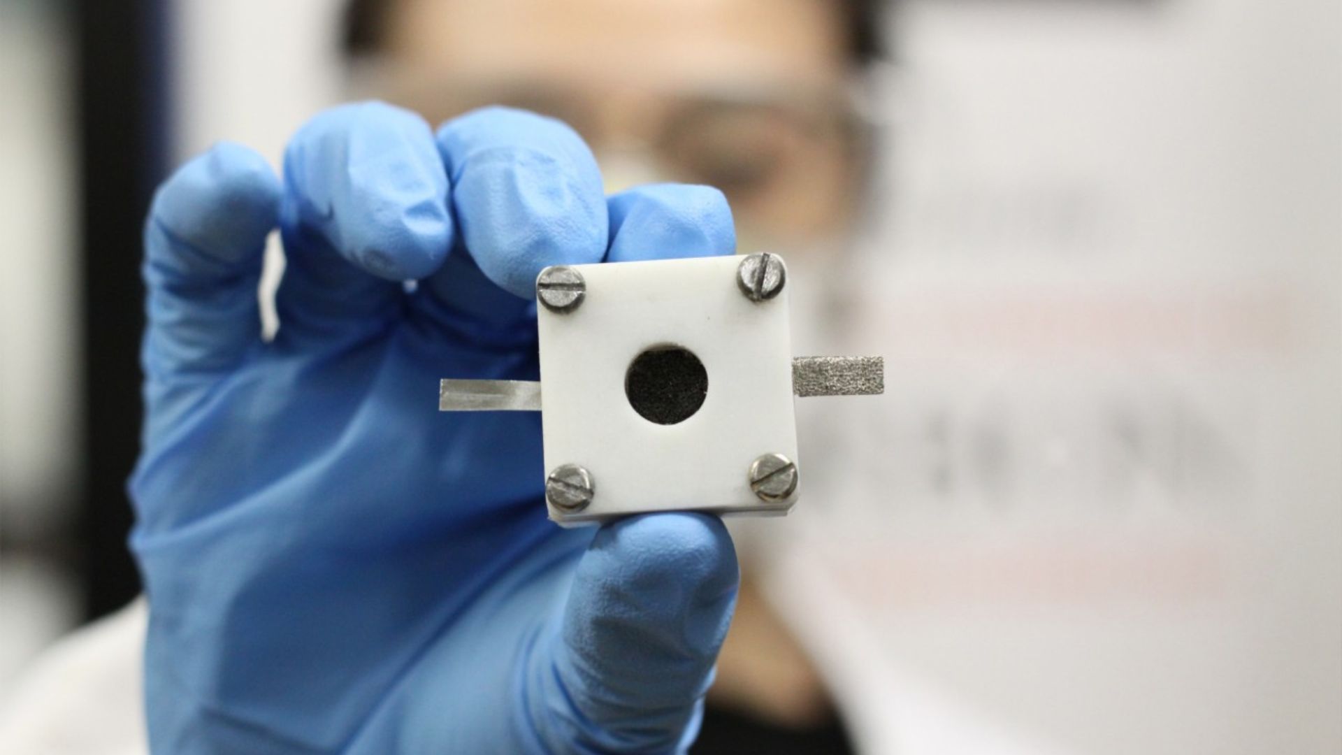 Cobalt-iron catalyst extends zinc-air battery life to 3,500 cycles