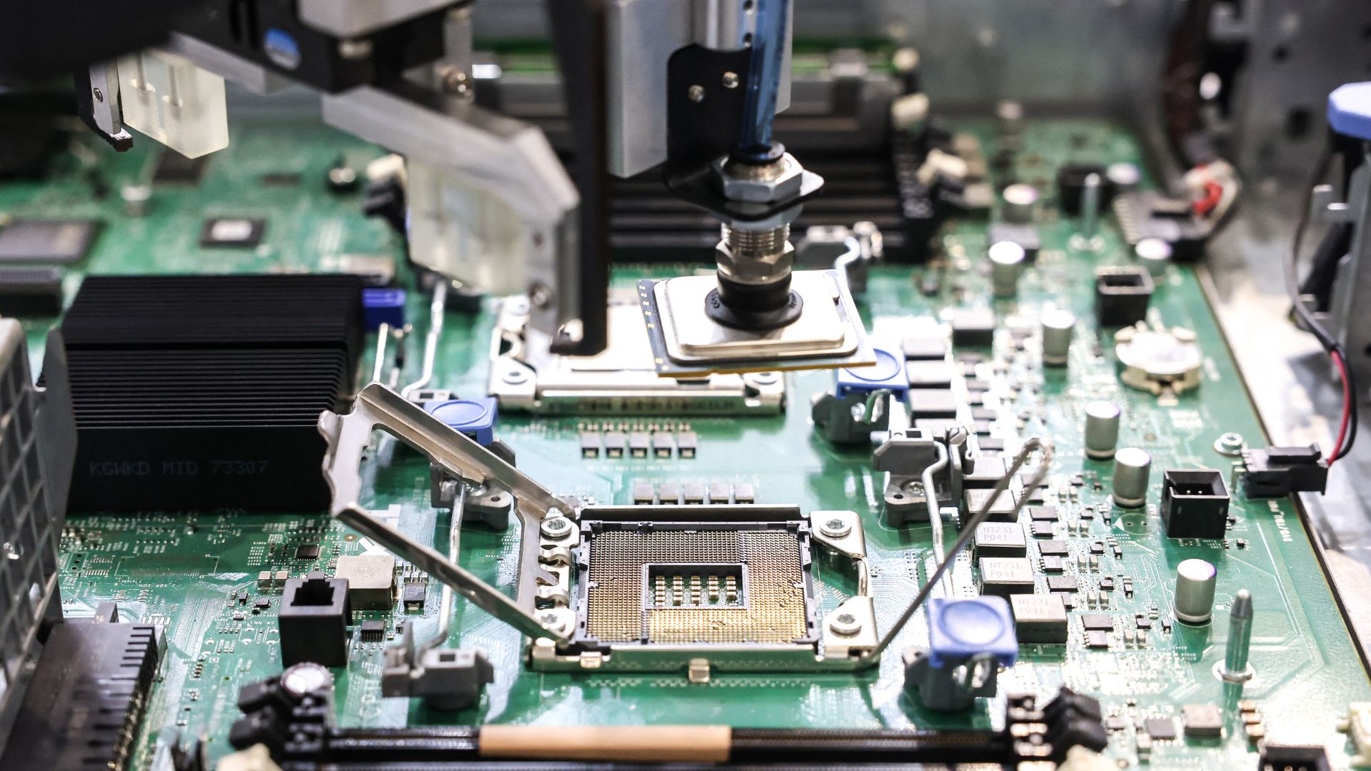 New 2D magnetic transistor delivers 10x stronger current switching