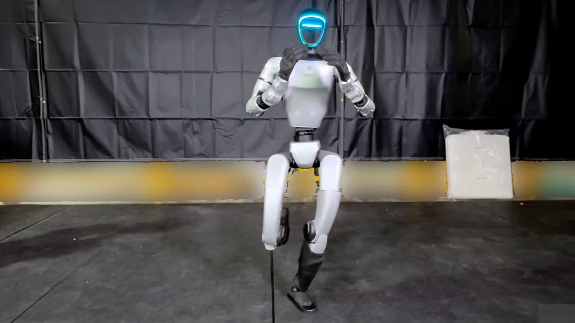 Robot hình người sử dụng dữ liệu con người để thành thạo nhào lộn và chạy nước rút