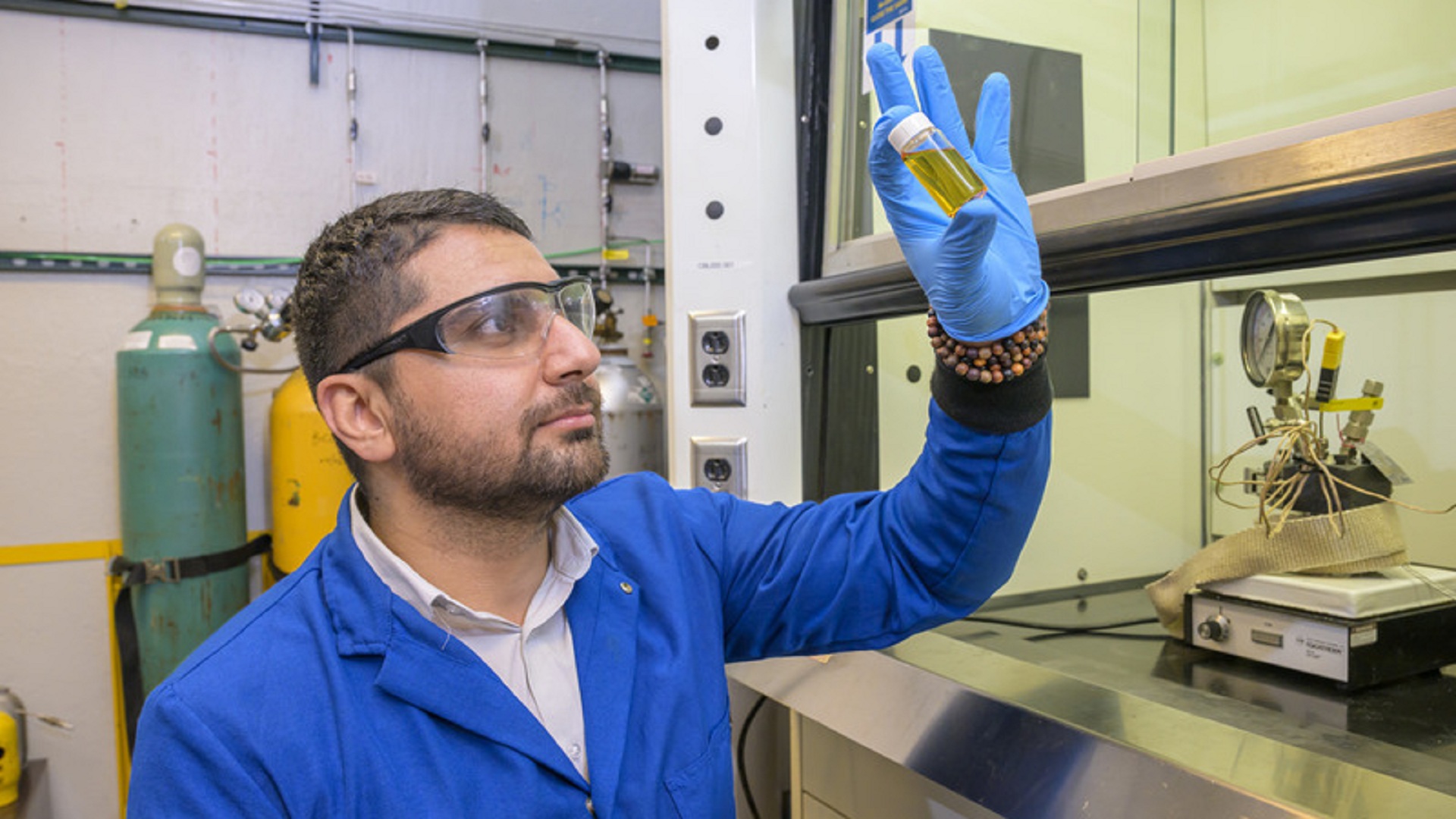 Innovative catalyst transforms plastic trash into liquid fuels