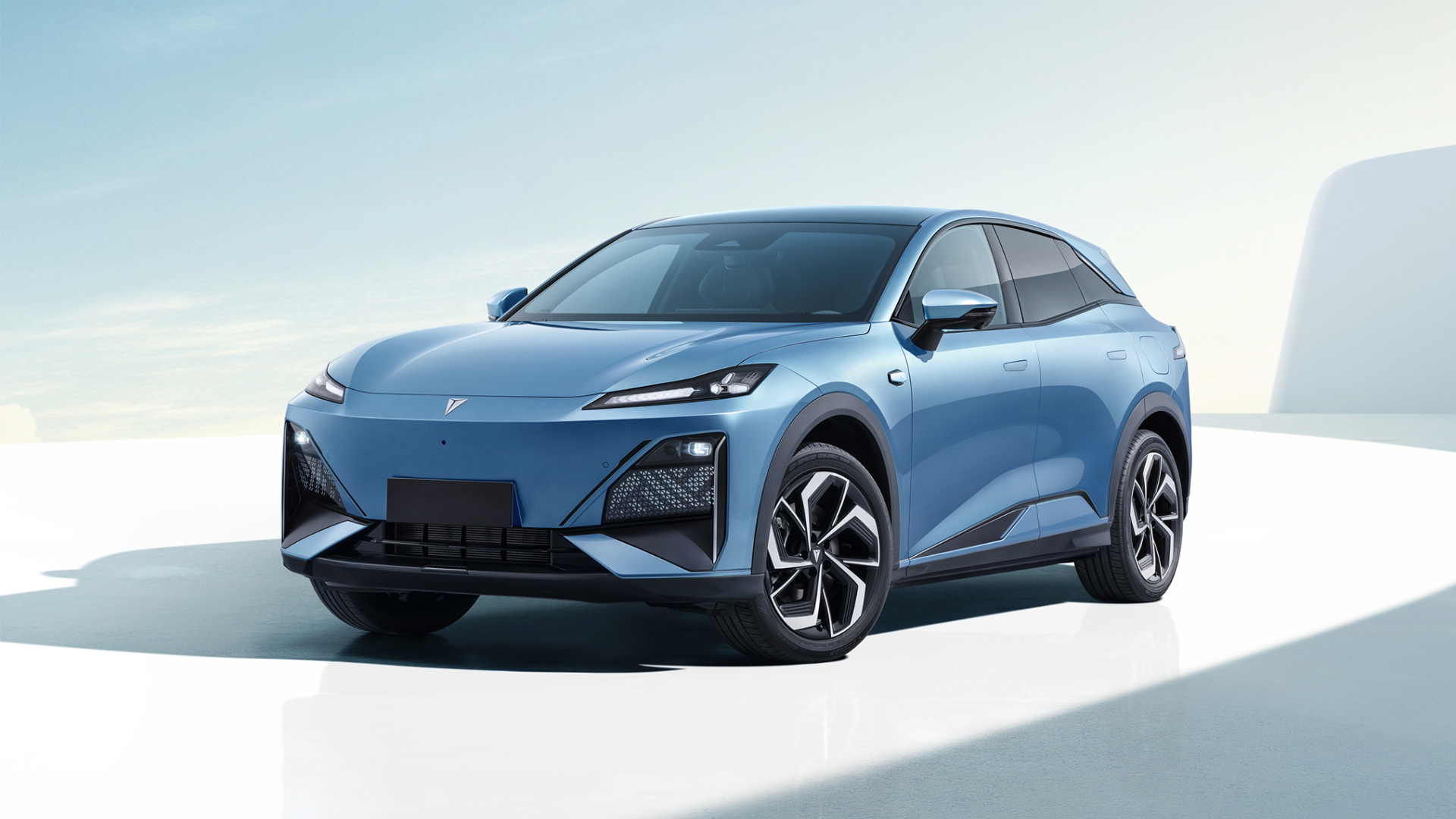 Chinese hybrid EV offers 510-mile range, charts 160 parking scenarios