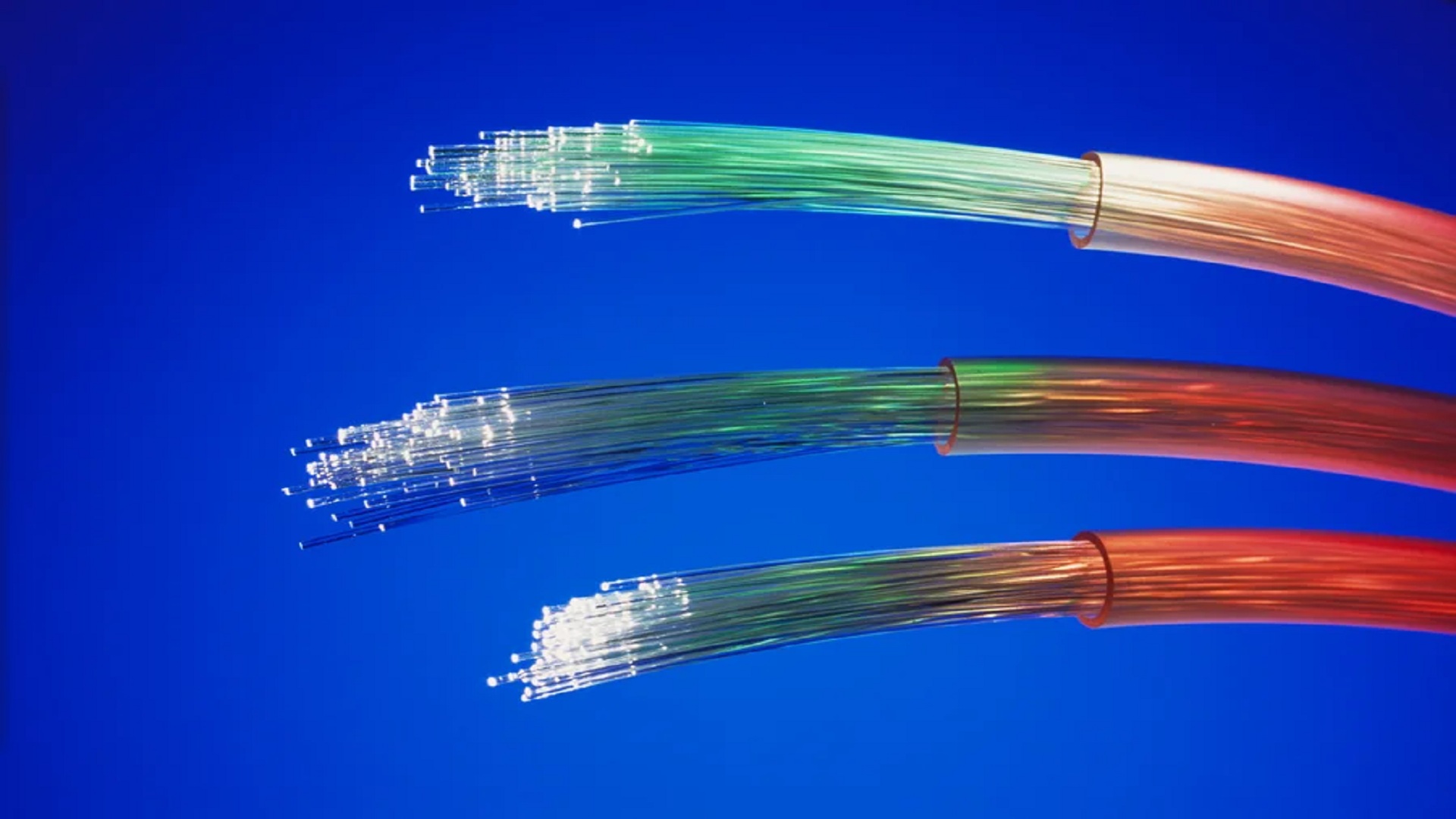 Hollow glass fiber transmits internet with 1,000x greater capacity