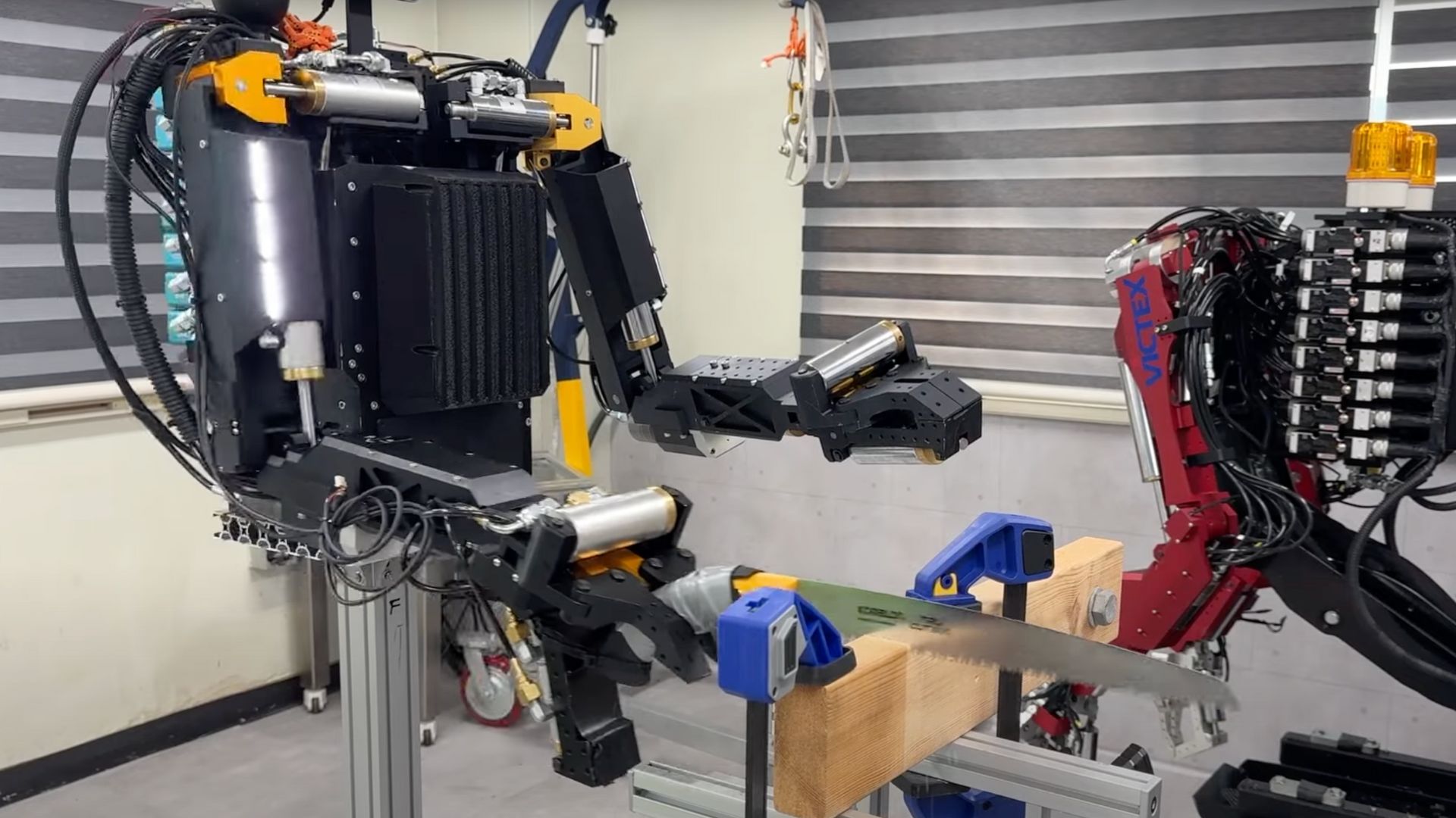 Robot ứng phó thảm họa cắt tấm gỗ bằng cưa cầm tay trong vài giây
