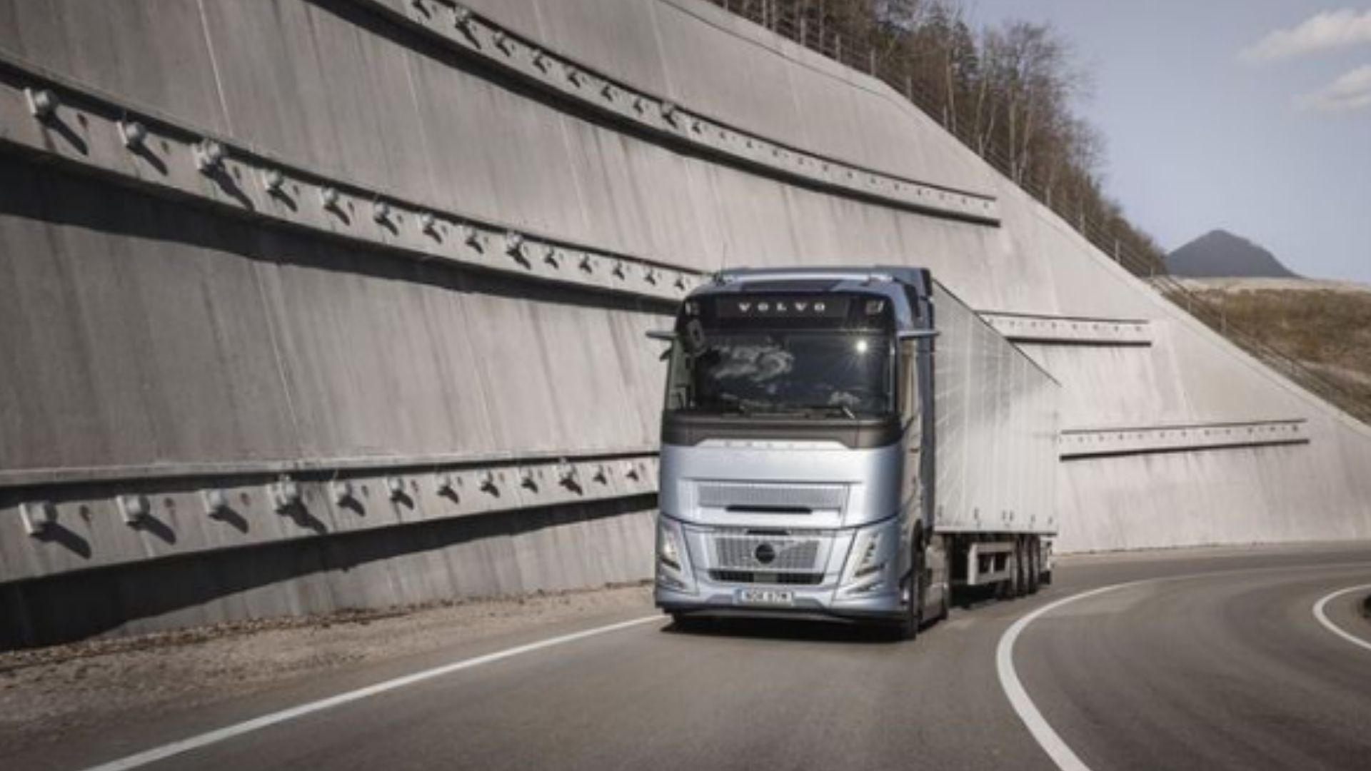 World's first stop-start truck engine to cut fuel, CO2 emissions