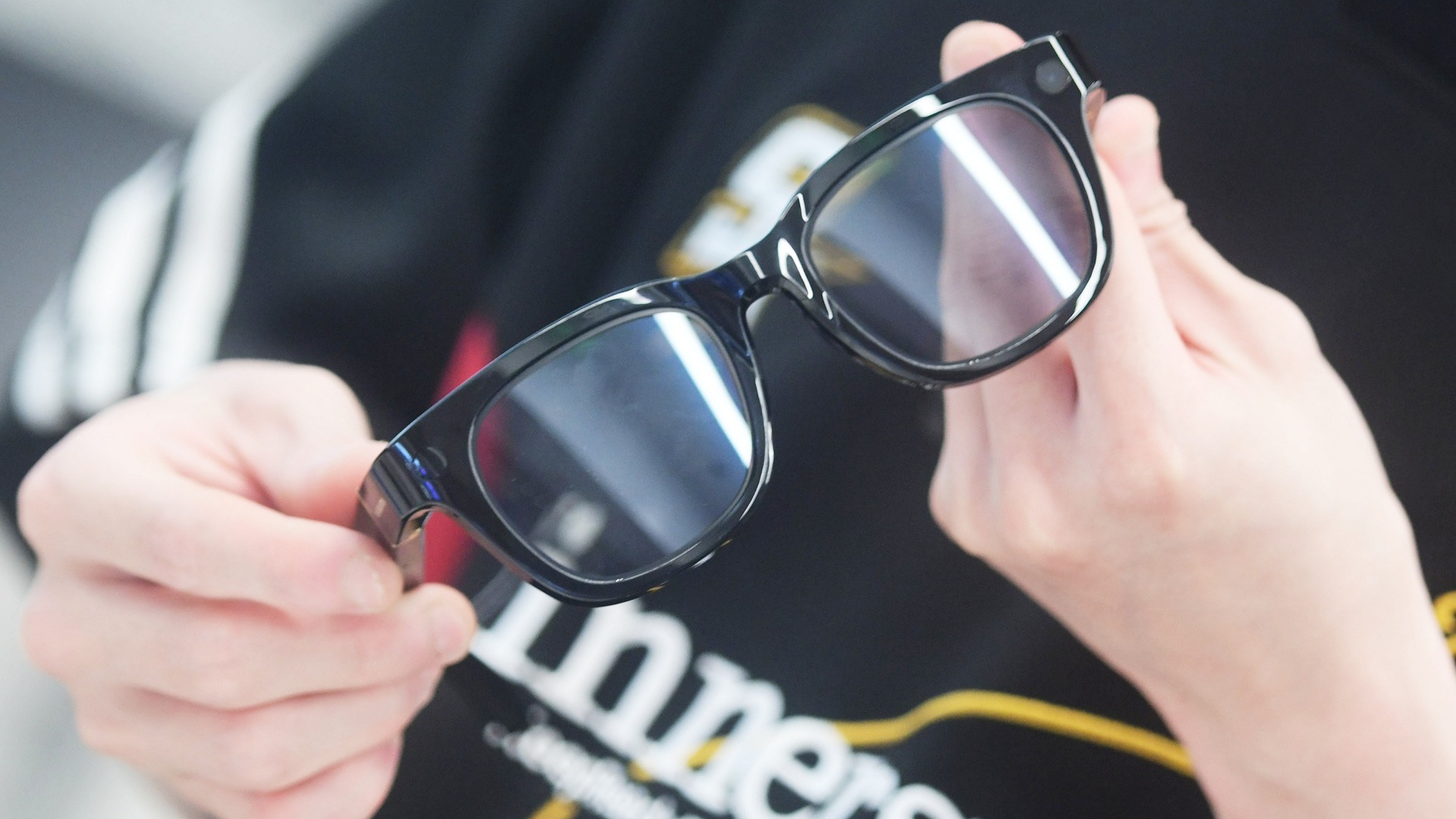 OLED pixel smaller than a human hair may enable wearable displays