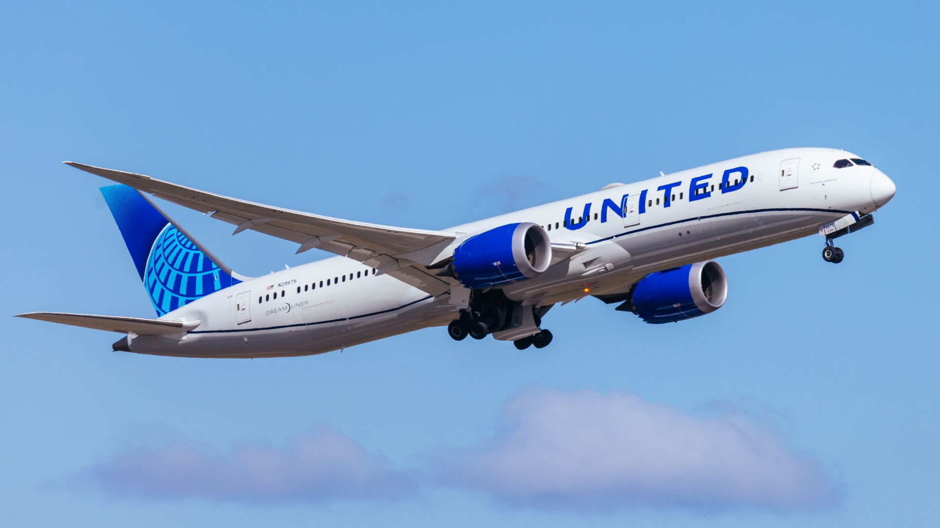 Kính chắn gió bị nứt của máy bay United ở độ cao 36.000 feet được cho là do bóng bay gây ra