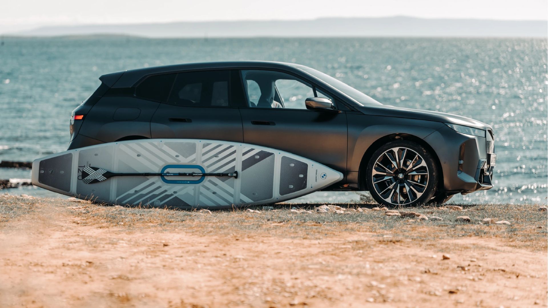 BMW tham gia thể thao dưới nước với ván chèo điện tự bơm hơi
