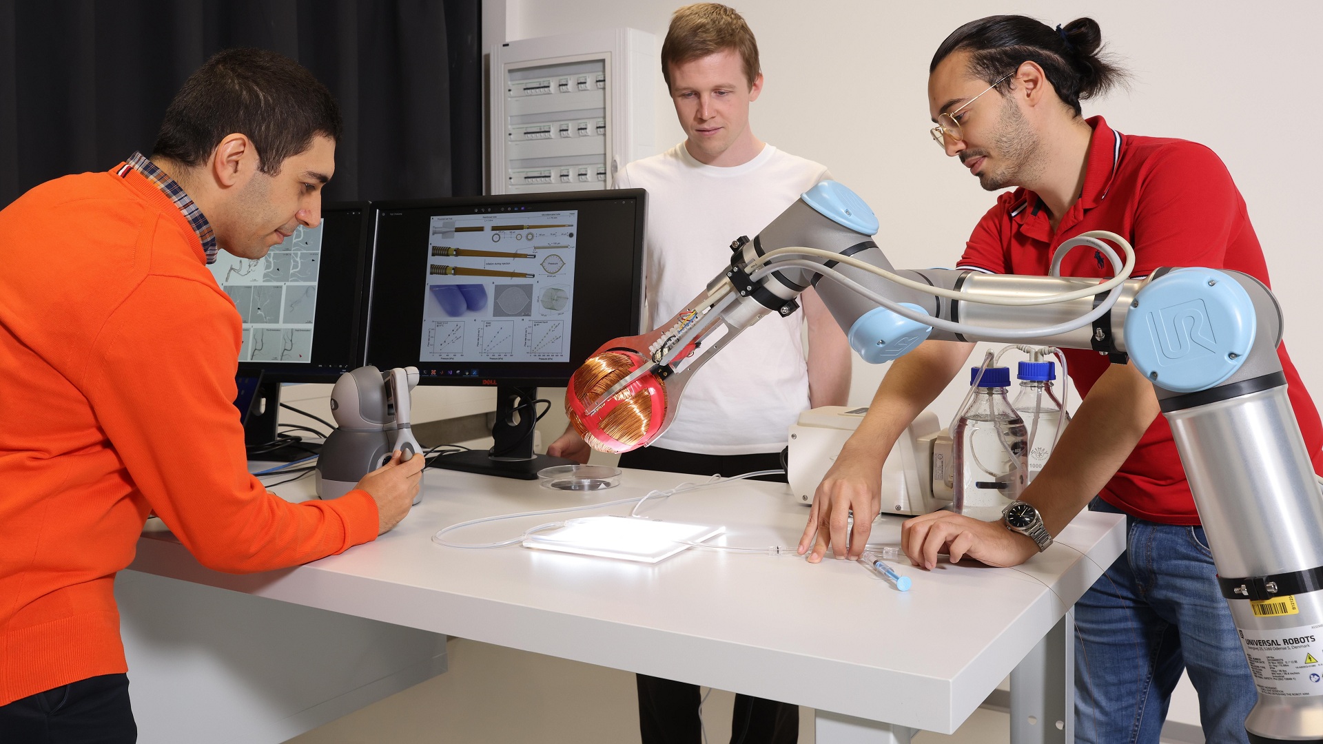 Vi ống thông từ tính đi theo dòng máu để tiếp cận mạch máu sâu hơn