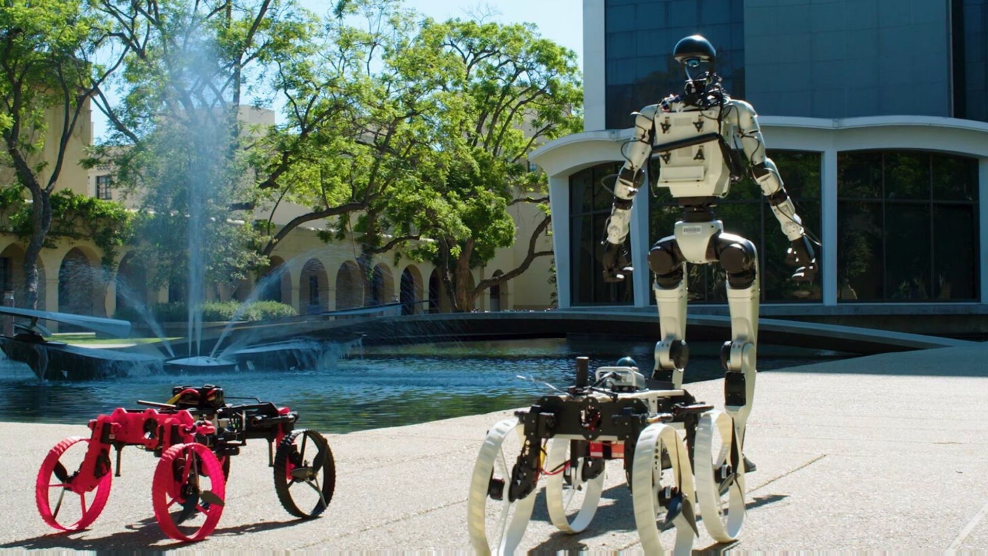 Robot hình người đầu tiên trên thế giới đi bộ mang theo drone có thể lái và bay
