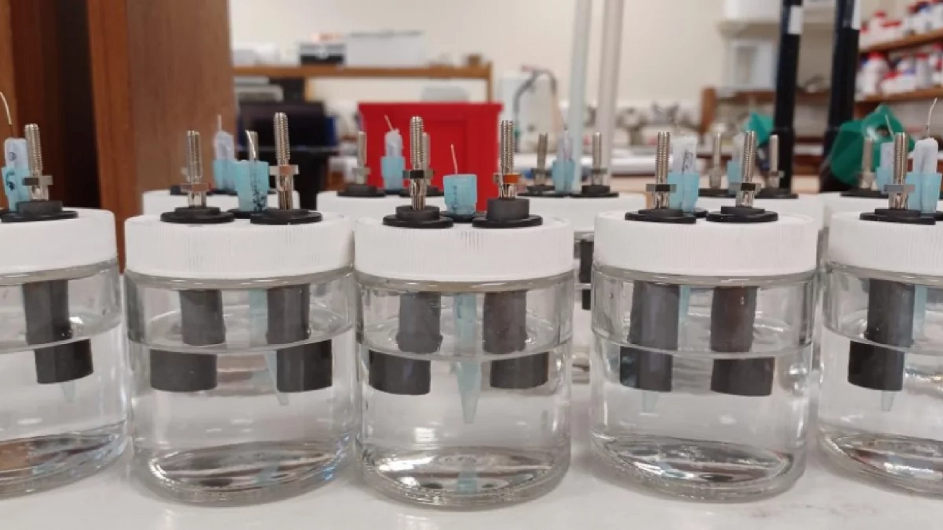 New sodium battery promises cleaner energy, drinkable water from sea