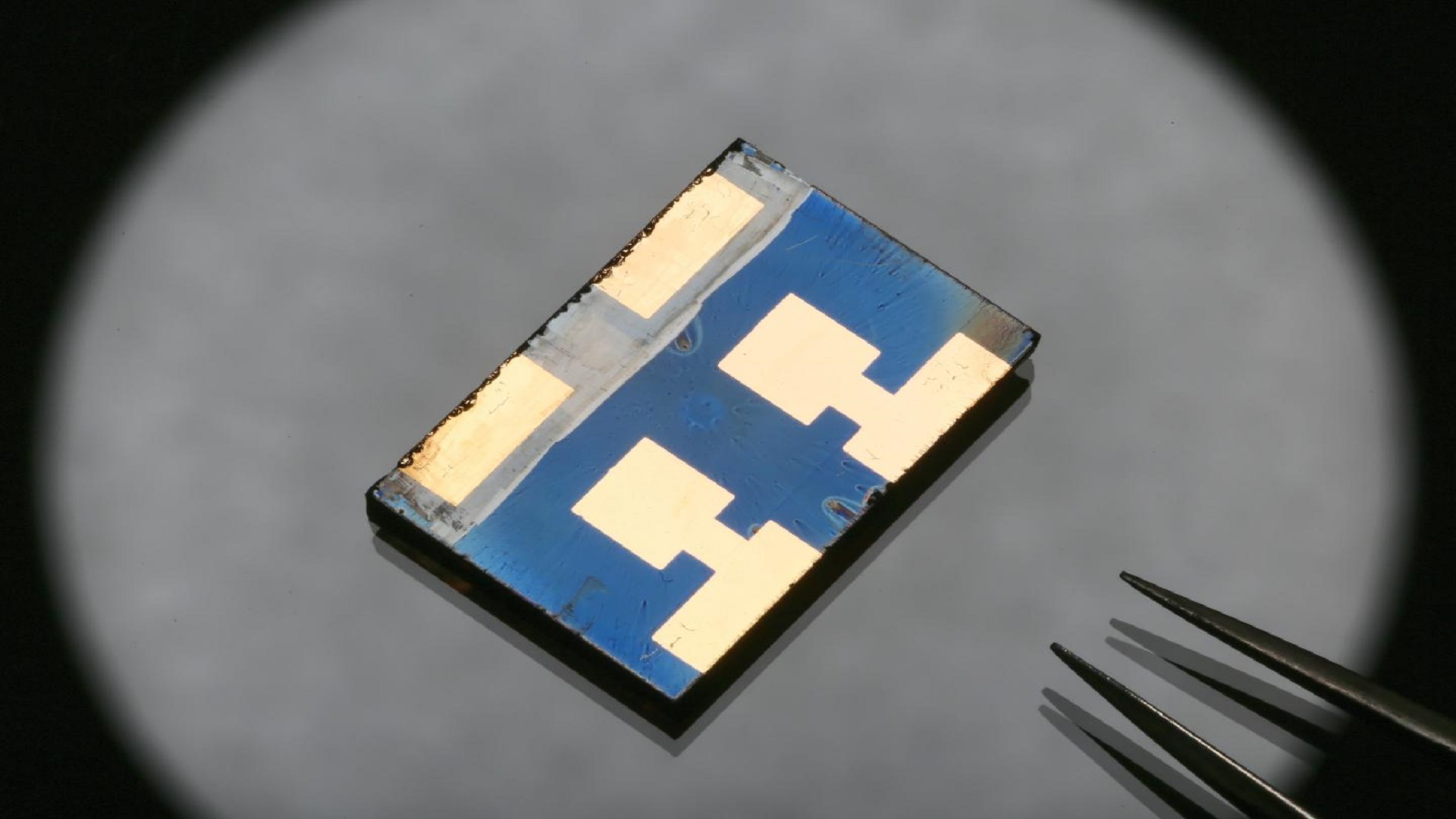 Pin mặt trời perovskite đạt hiệu suất 27% với lớp phủ mới