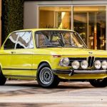 Ảnh: Sức mạnh Tesla kết hợp linh hồn BMW trong chiếc xe điện cổ điển màu vàng với phạm vi 124 dặm